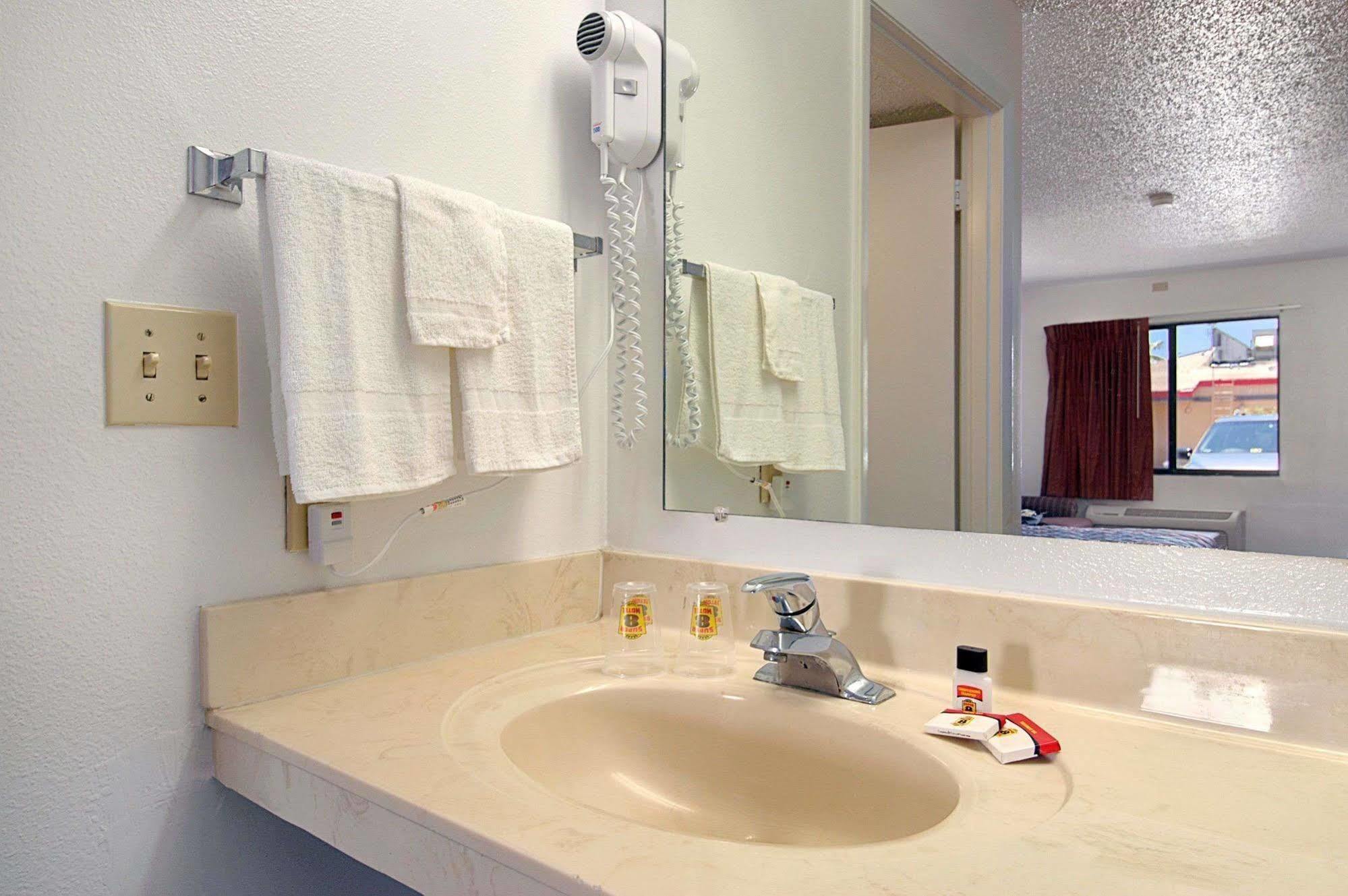 Super 8 By Wyndham Riviera West Palm Riviera Beach
