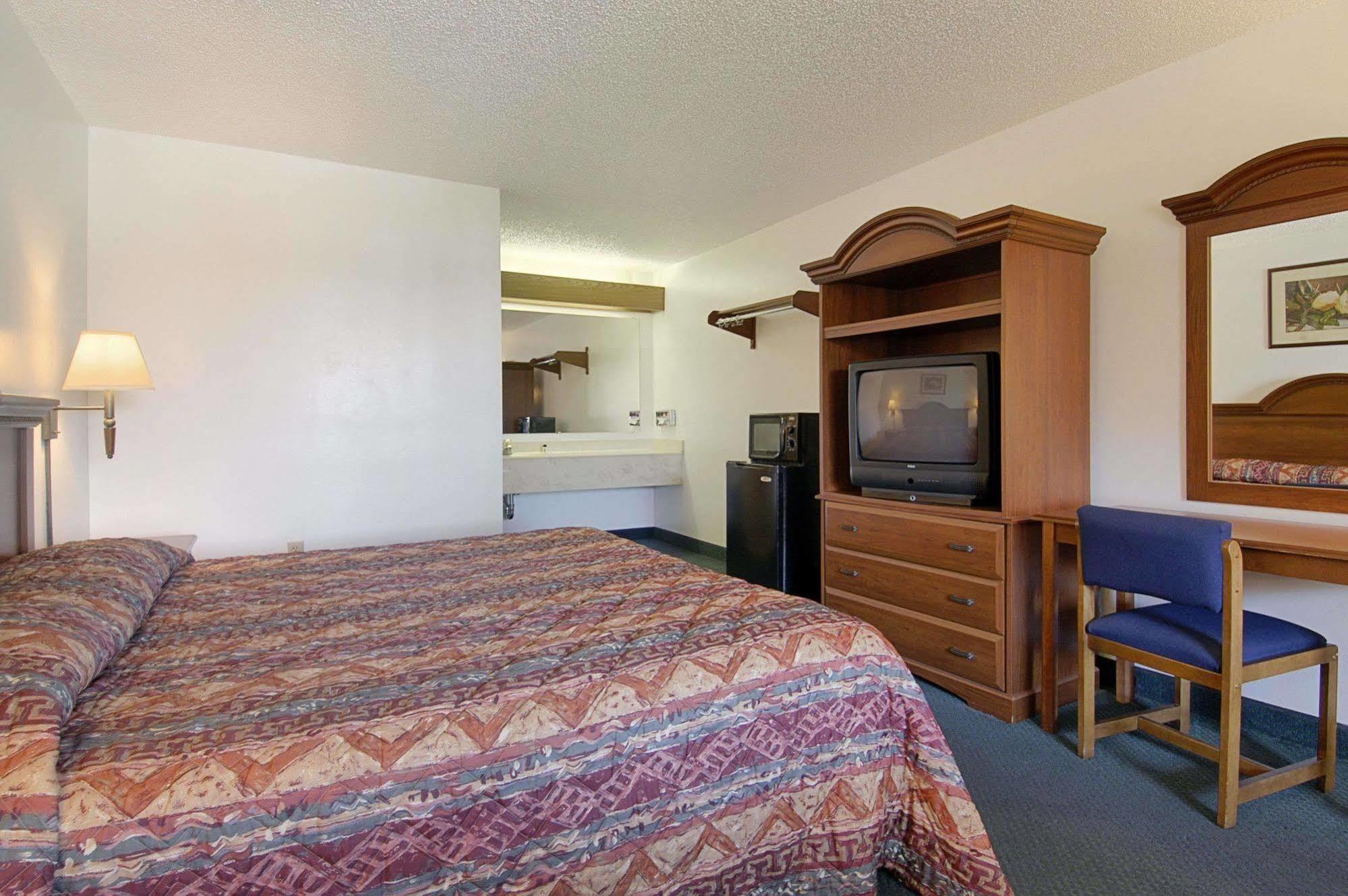 Super 8 By Wyndham Riviera West Palm Hotel *