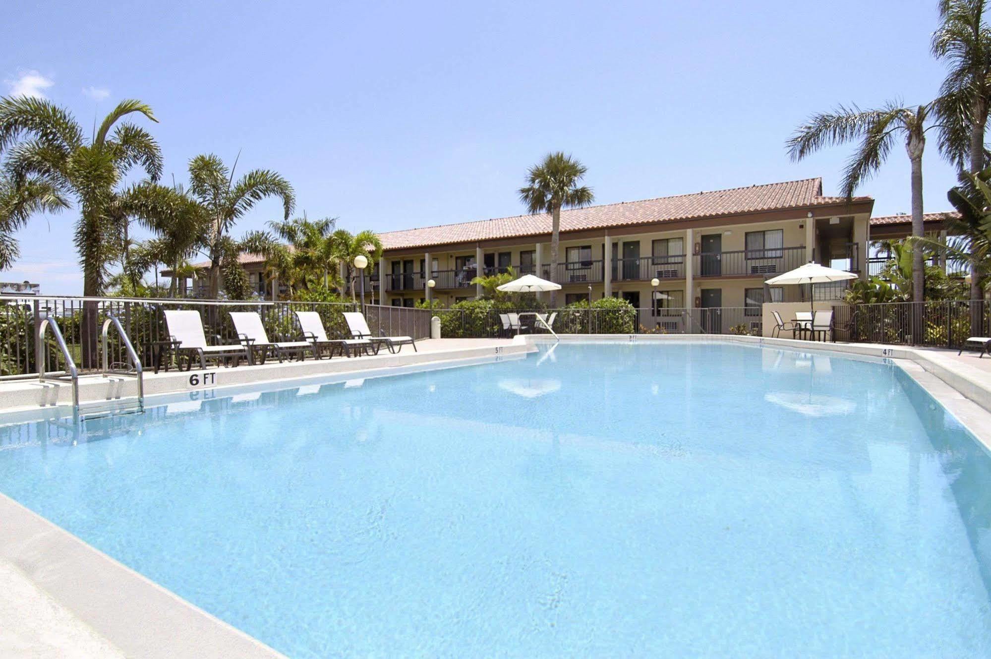 Super 8 By Wyndham Riviera West Palm