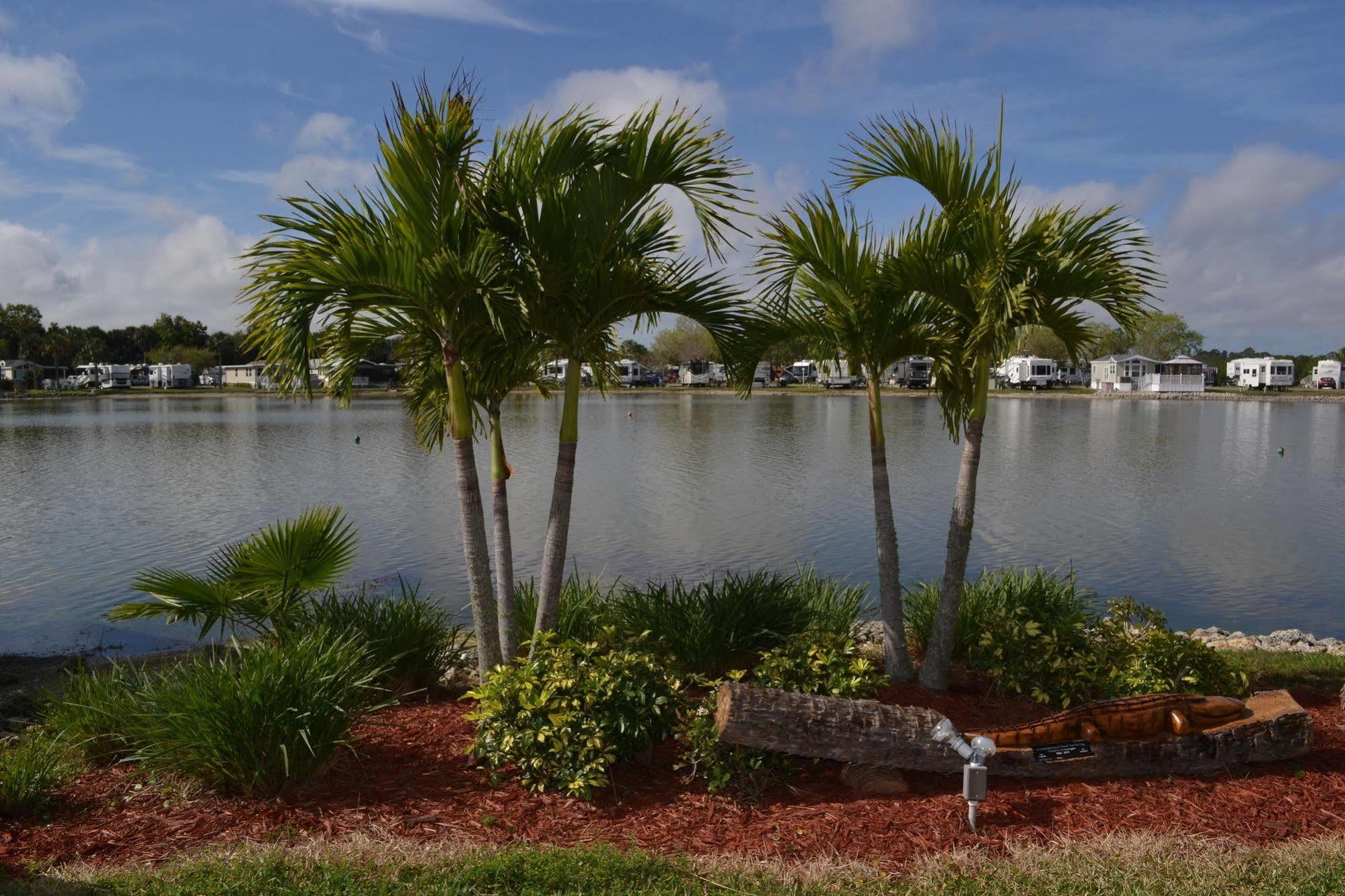 Winter Quarters Encore Manatee Rv Hotel 2*