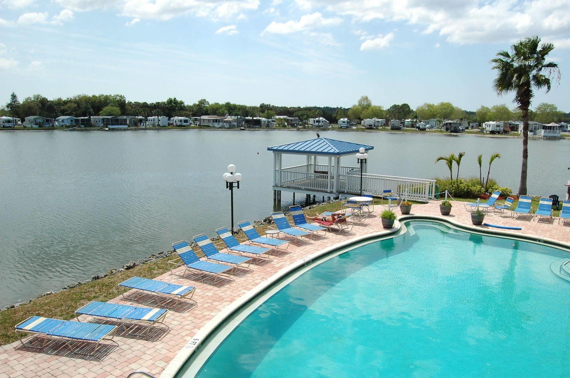 Winter Quarters Encore Manatee Rv 2*