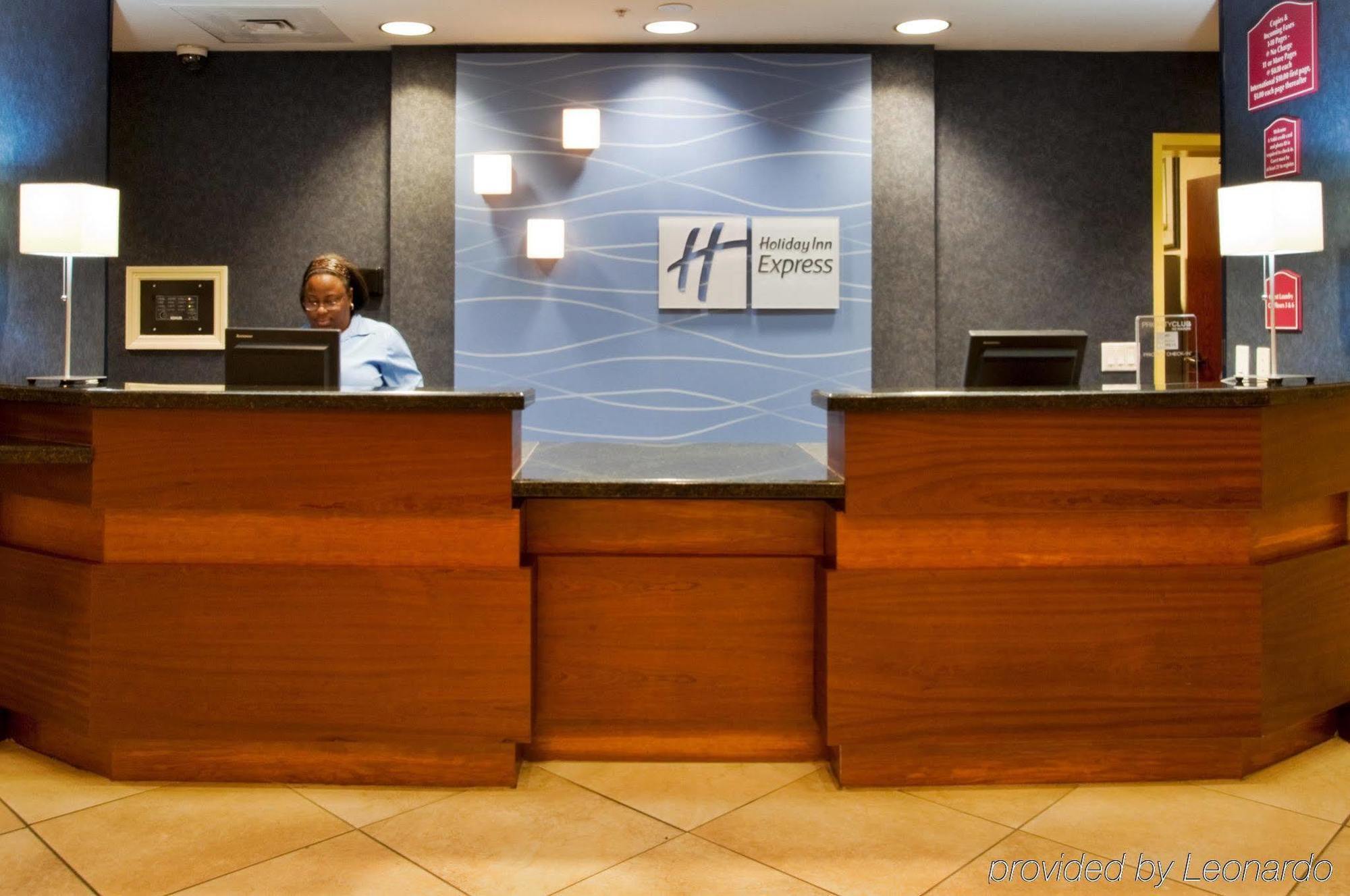 Express & - Nearest Universal By Ihg 3*