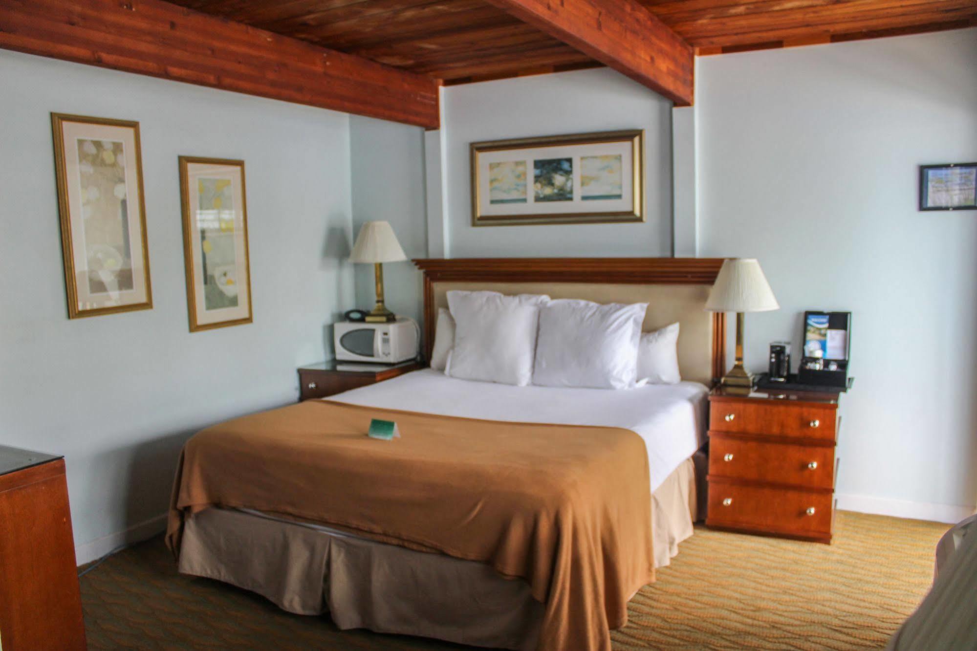 Rhumcay Beach And Grille 3*