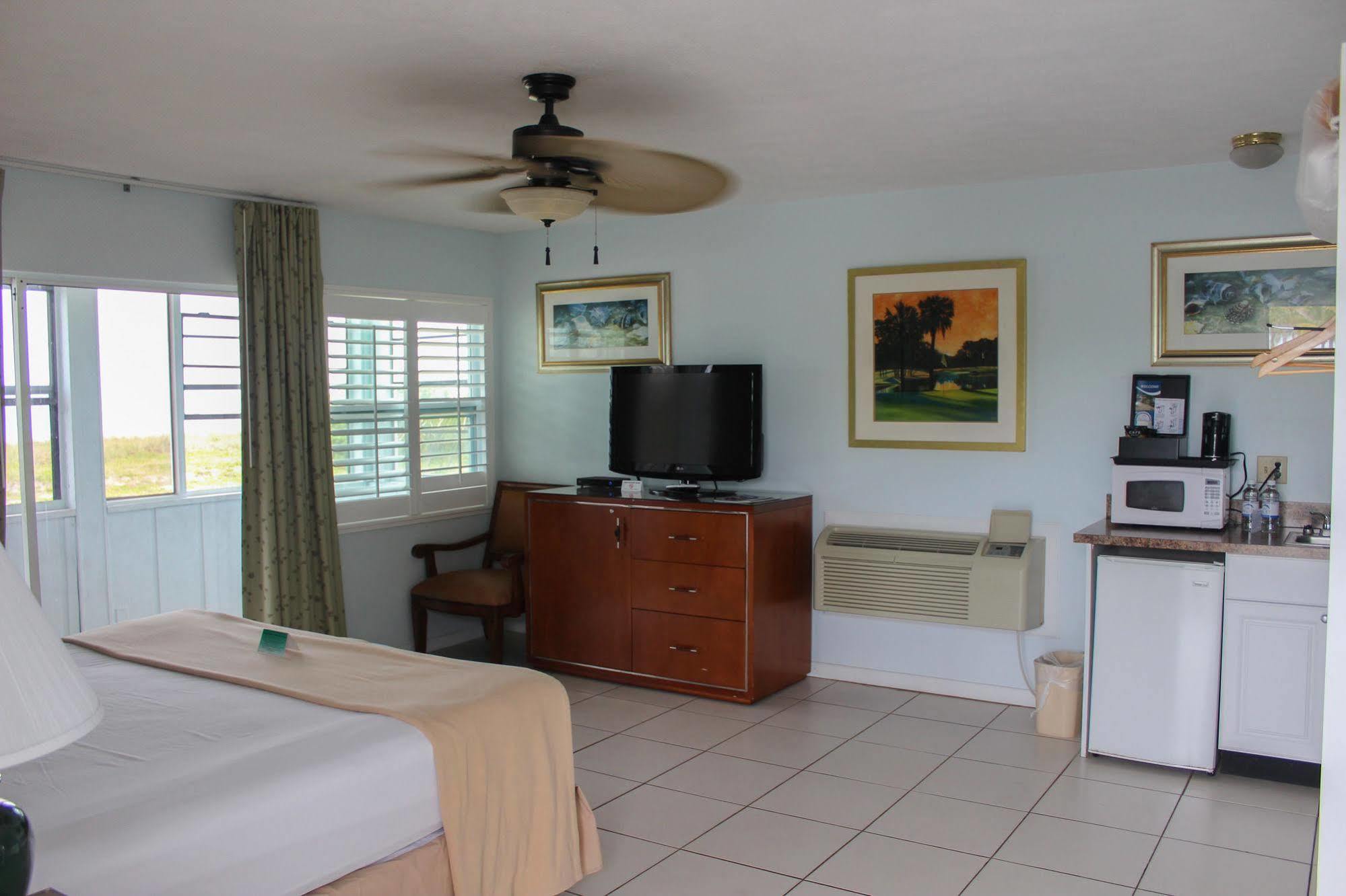 Resort Rhumcay Beach And Grille