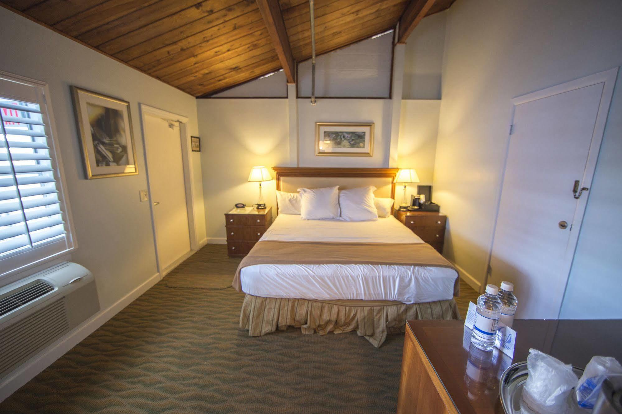 Rhumcay Beach And Grille Resort