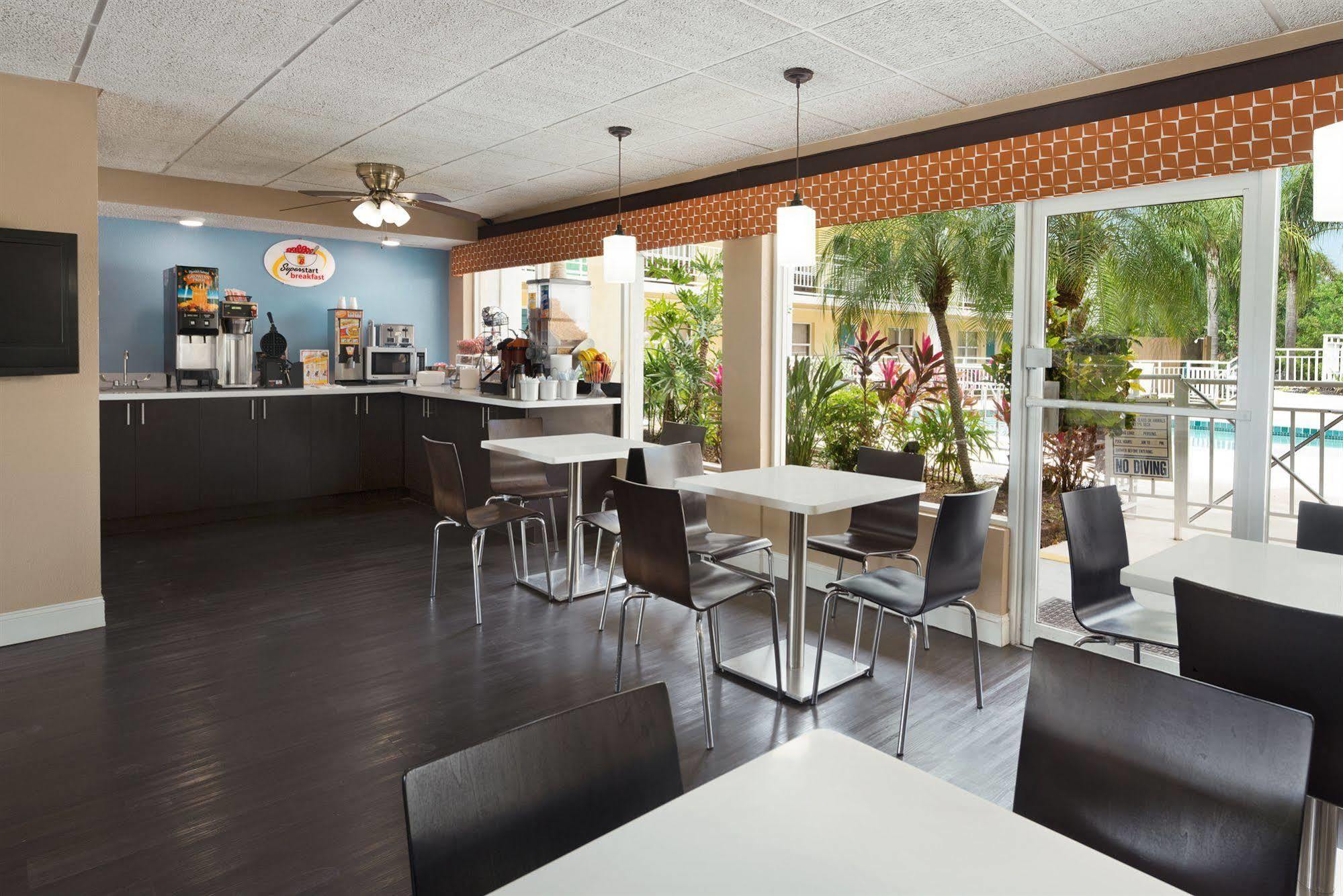 Super 8 By Wyndham Bradenton Area 2*