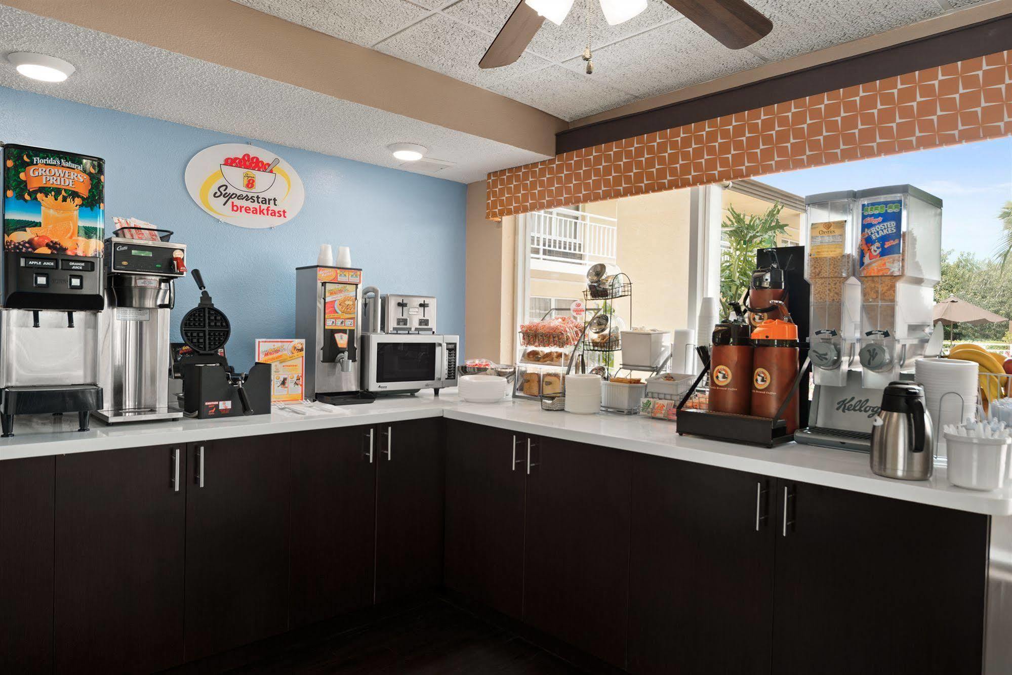 Super 8 By Wyndham Bradenton Area