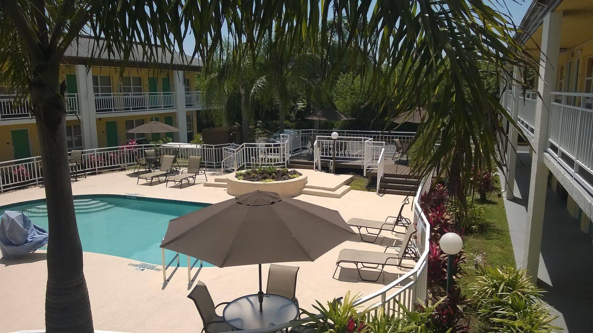 Super 8 By Wyndham Bradenton Area