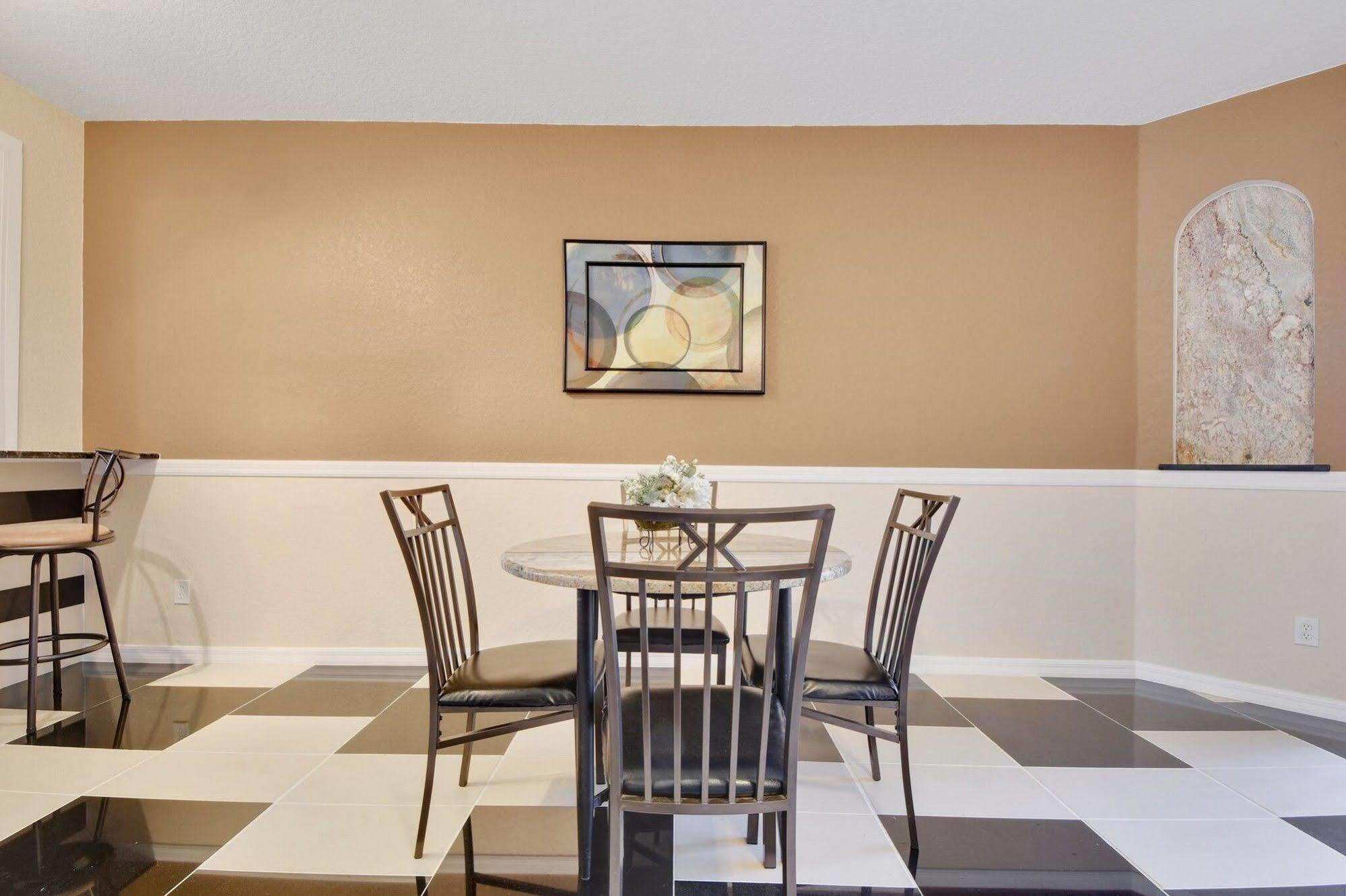 Advantage Hotel Four Corners