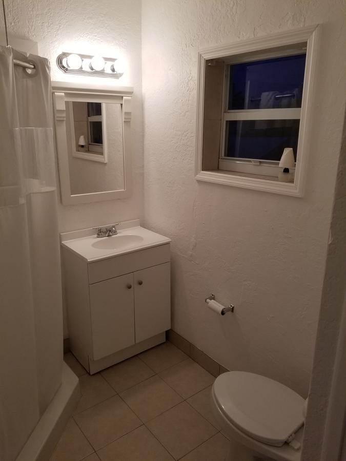 Charter House Motel *