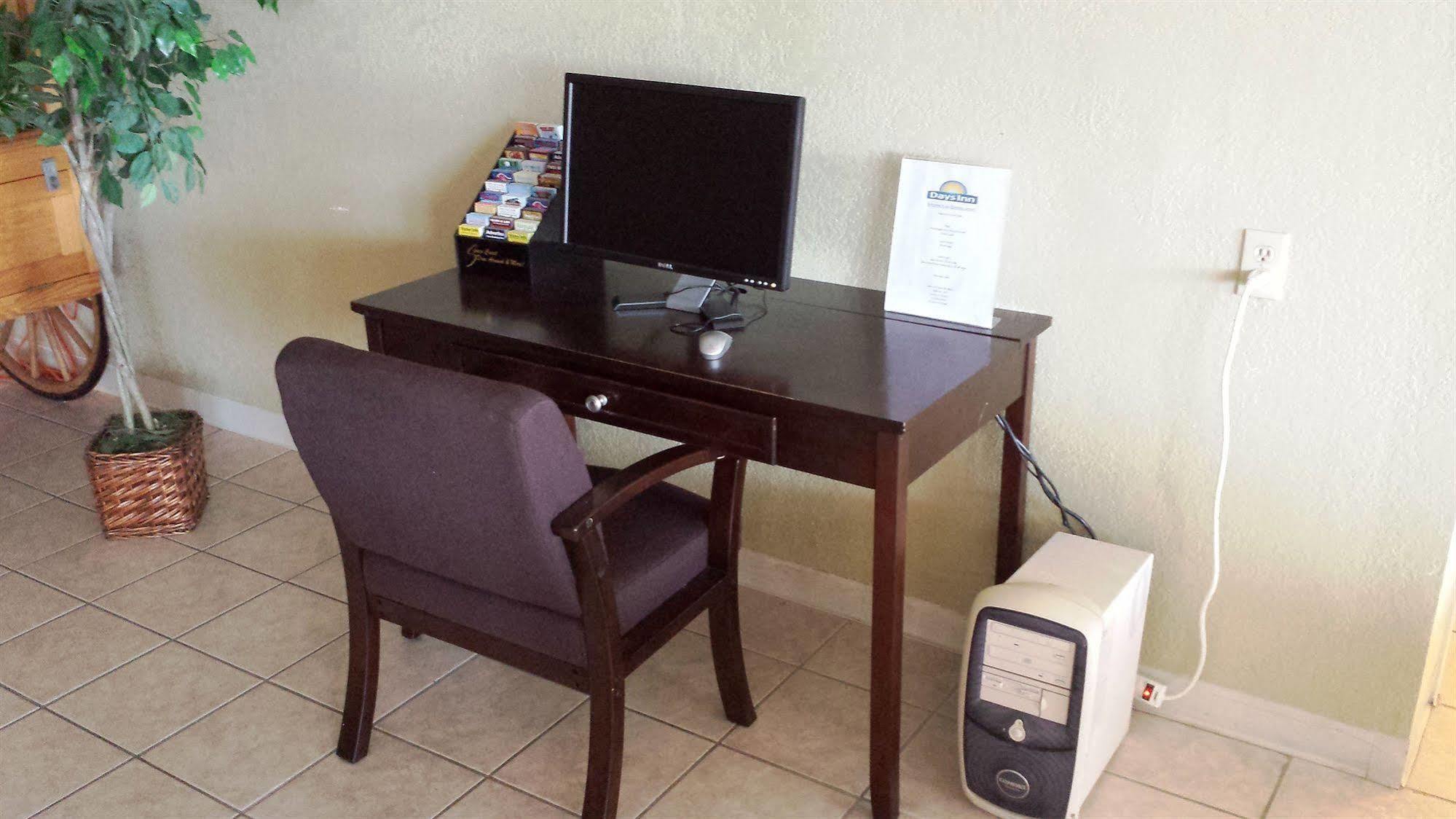 Hotel Days By Wyndham Cruiseport West At I-95/524