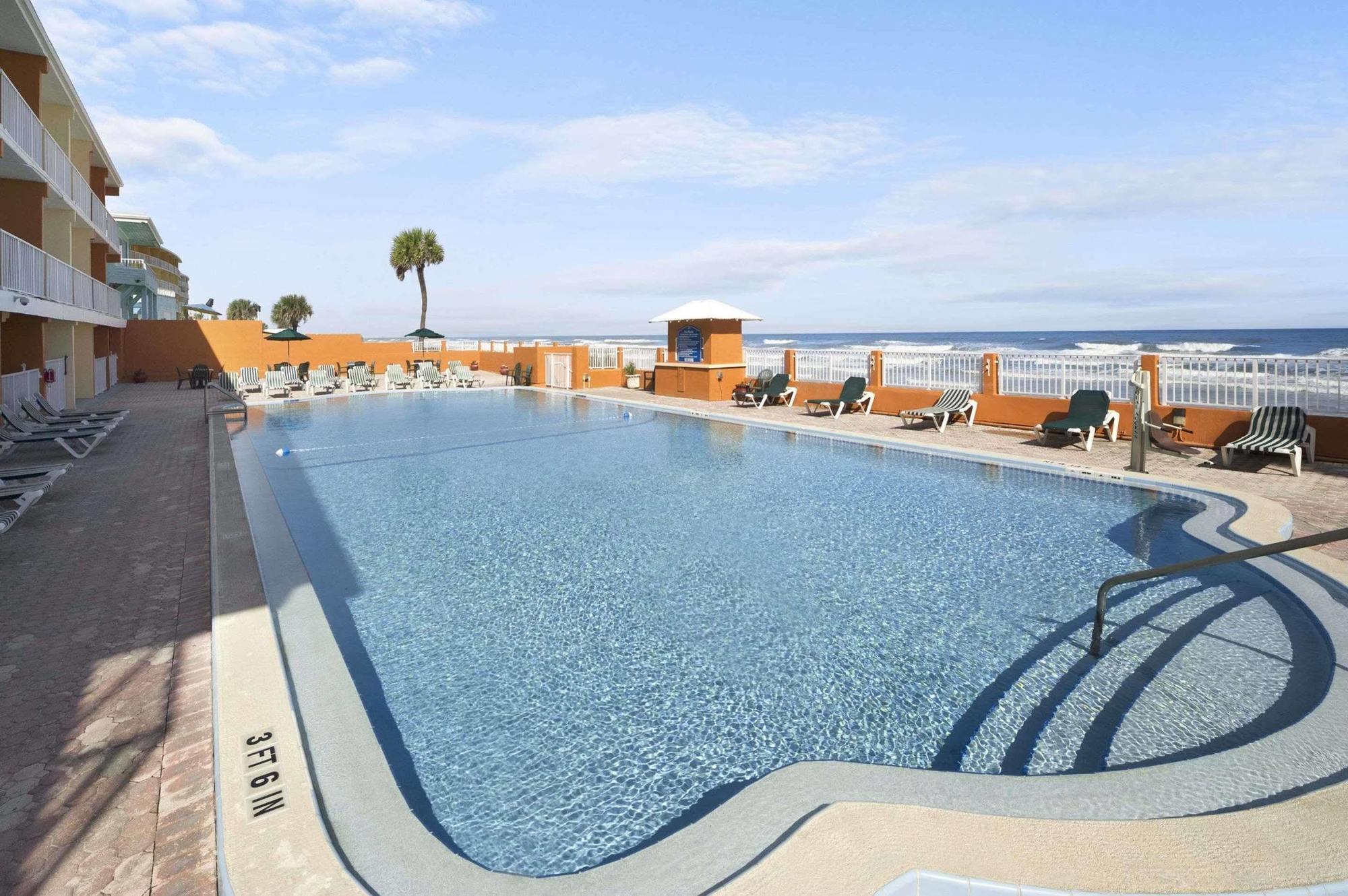 Inn Quality Daytona Oceanfront 2*