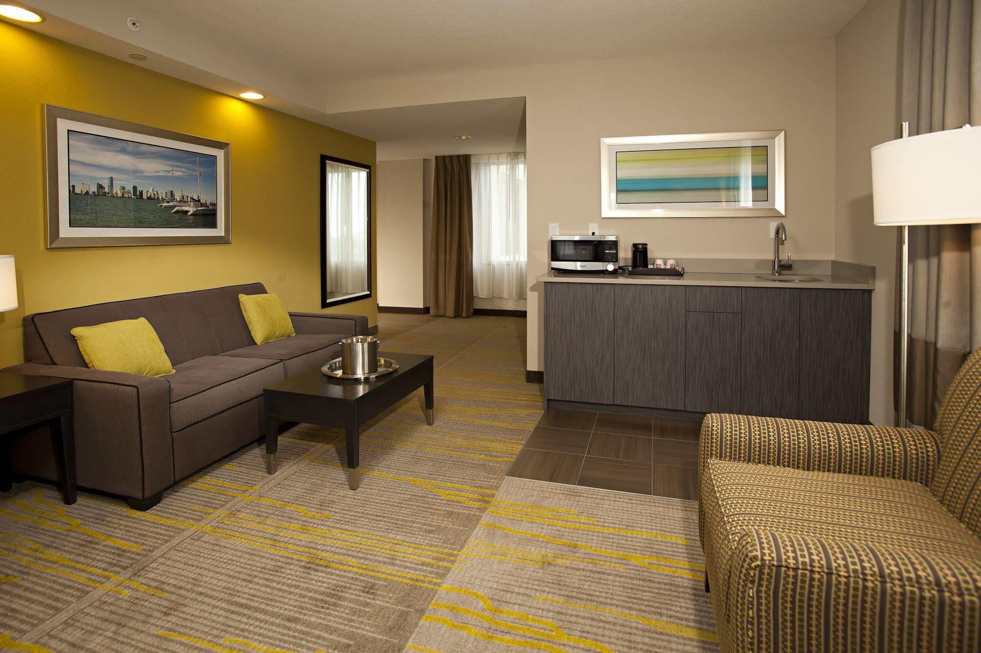 Hotel Comfort Miami Airport North 3*