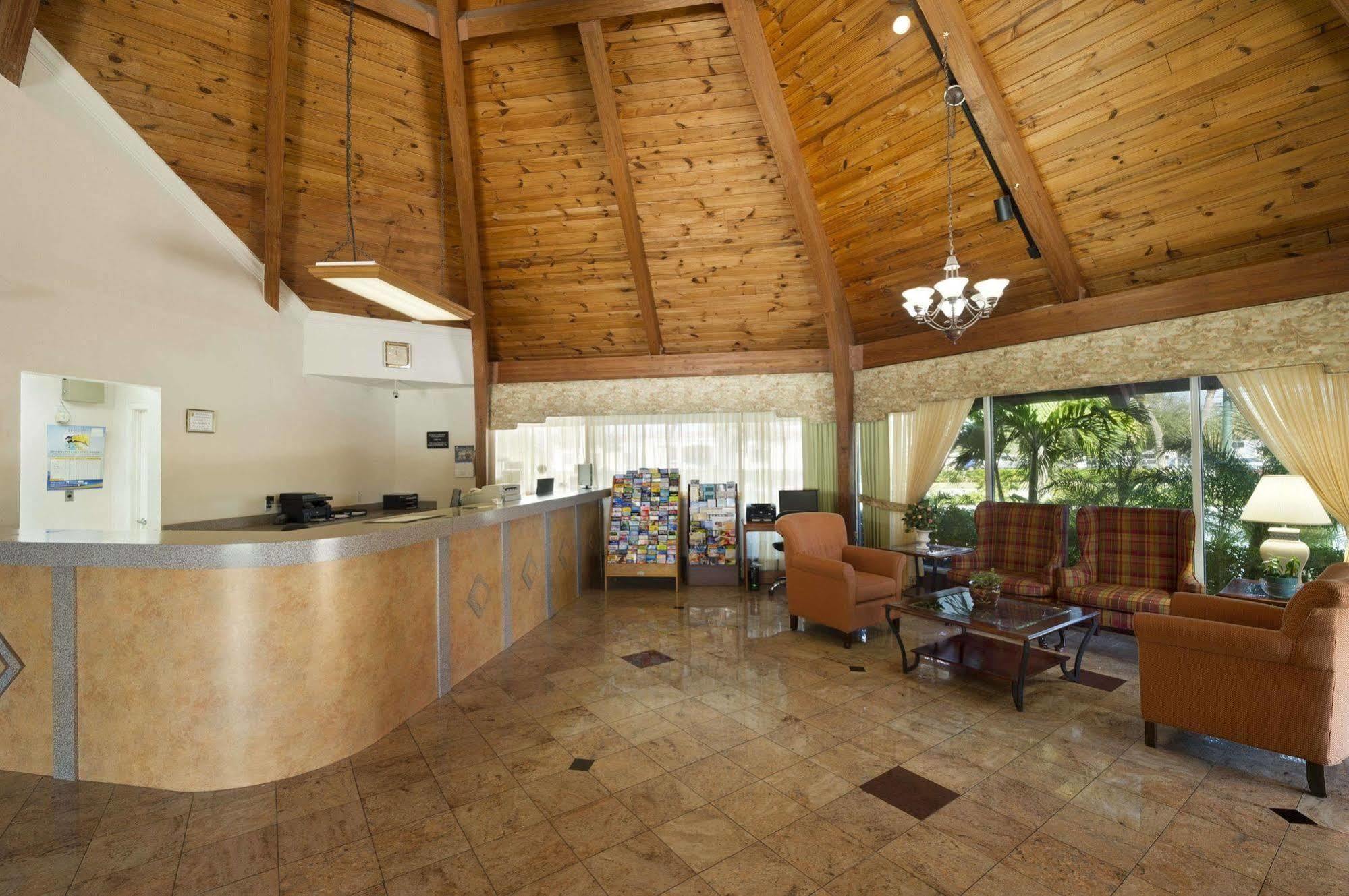 Motel Super 8 By Wyndham North Palm 2*