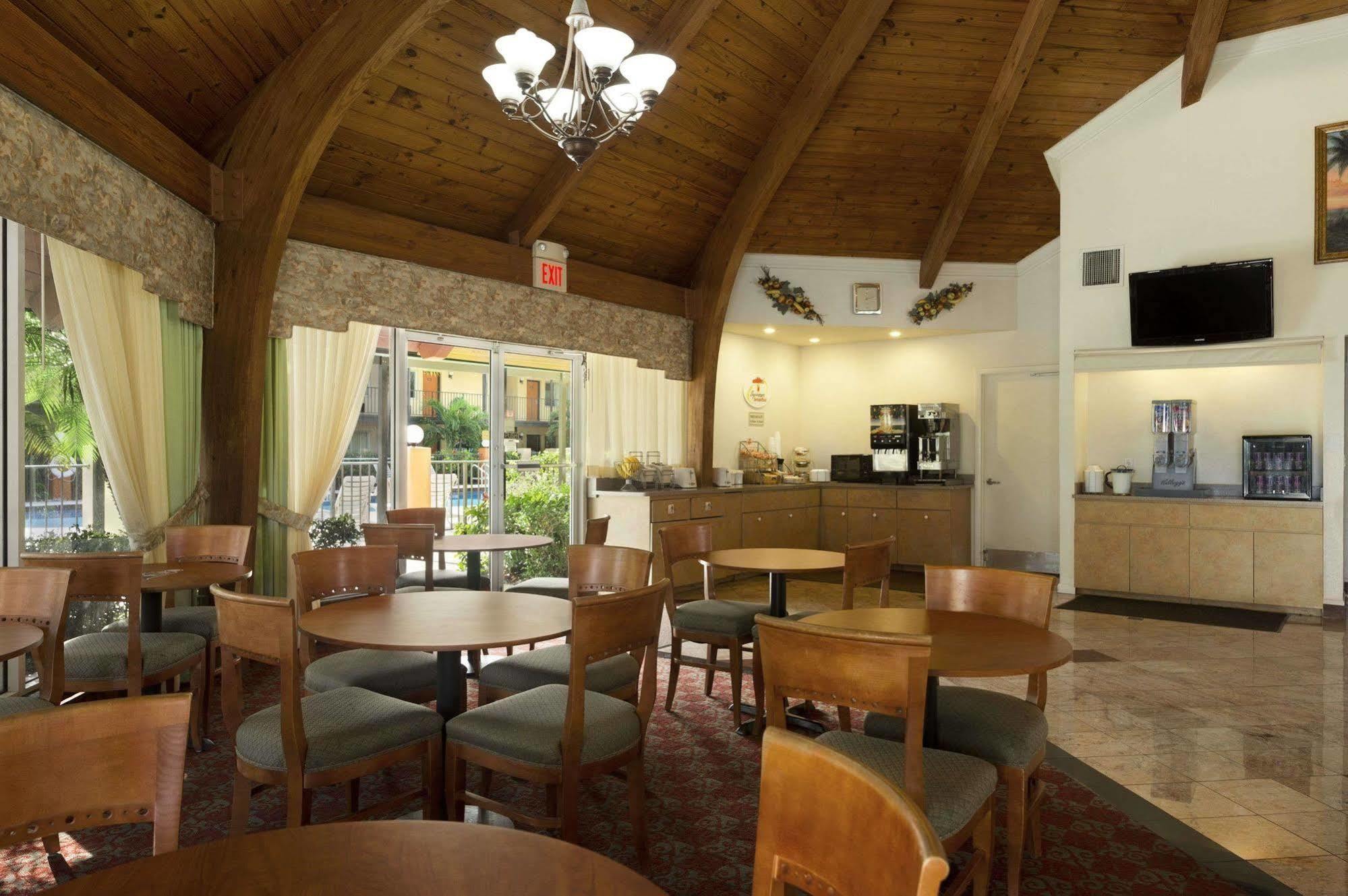 Motel Super 8 By Wyndham North Palm