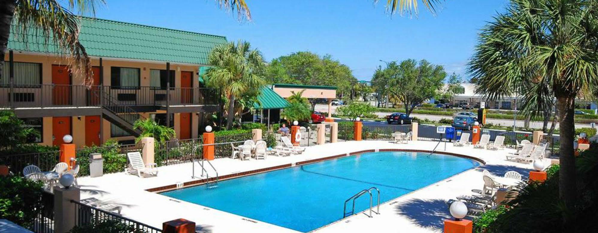 Motel Super 8 By Wyndham North Palm