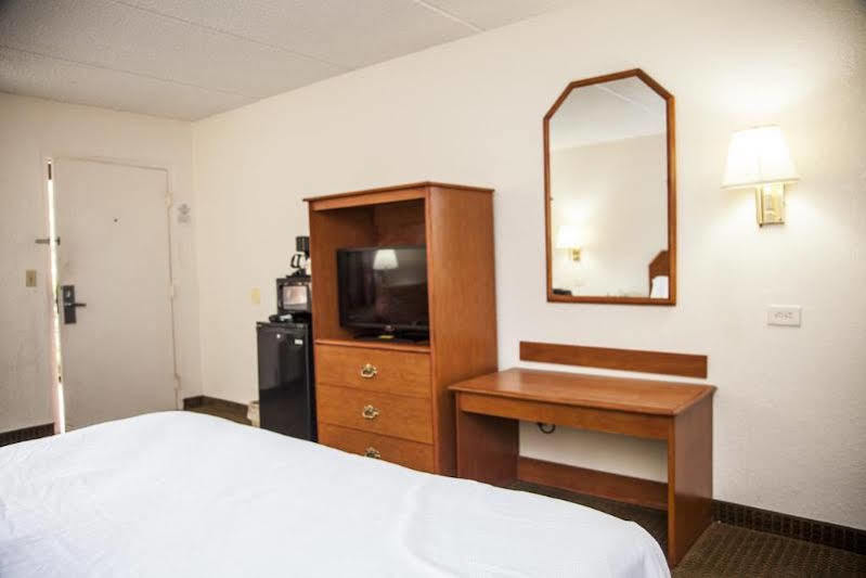 Super 8 By Wyndham North Palm Motel