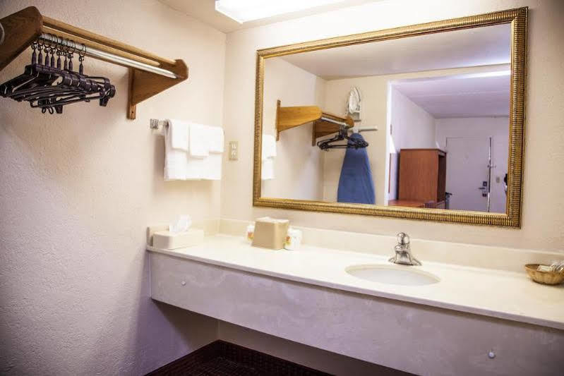 Motel Super 8 By Wyndham North Palm