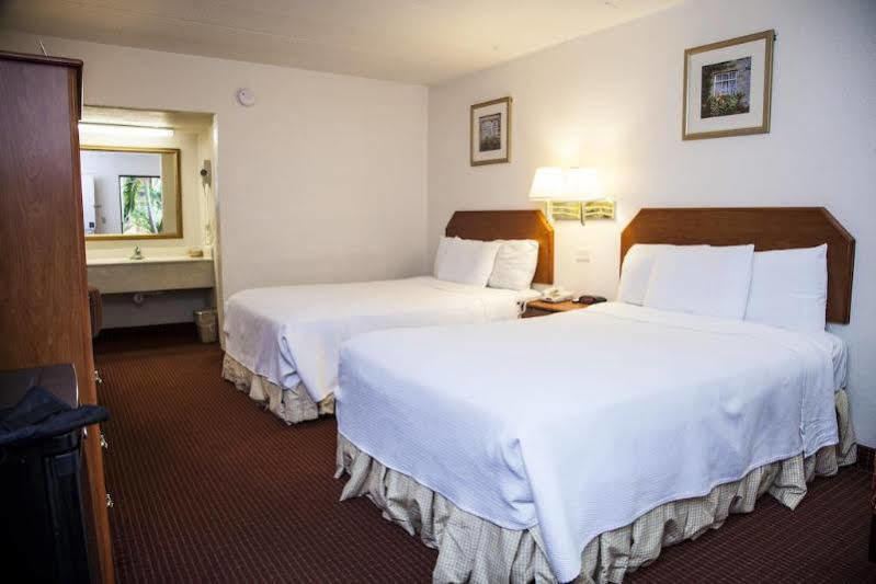 Motel Super 8 By Wyndham North Palm