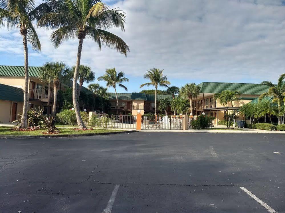 Super 8 By Wyndham North Palm Motel North Palm Beach