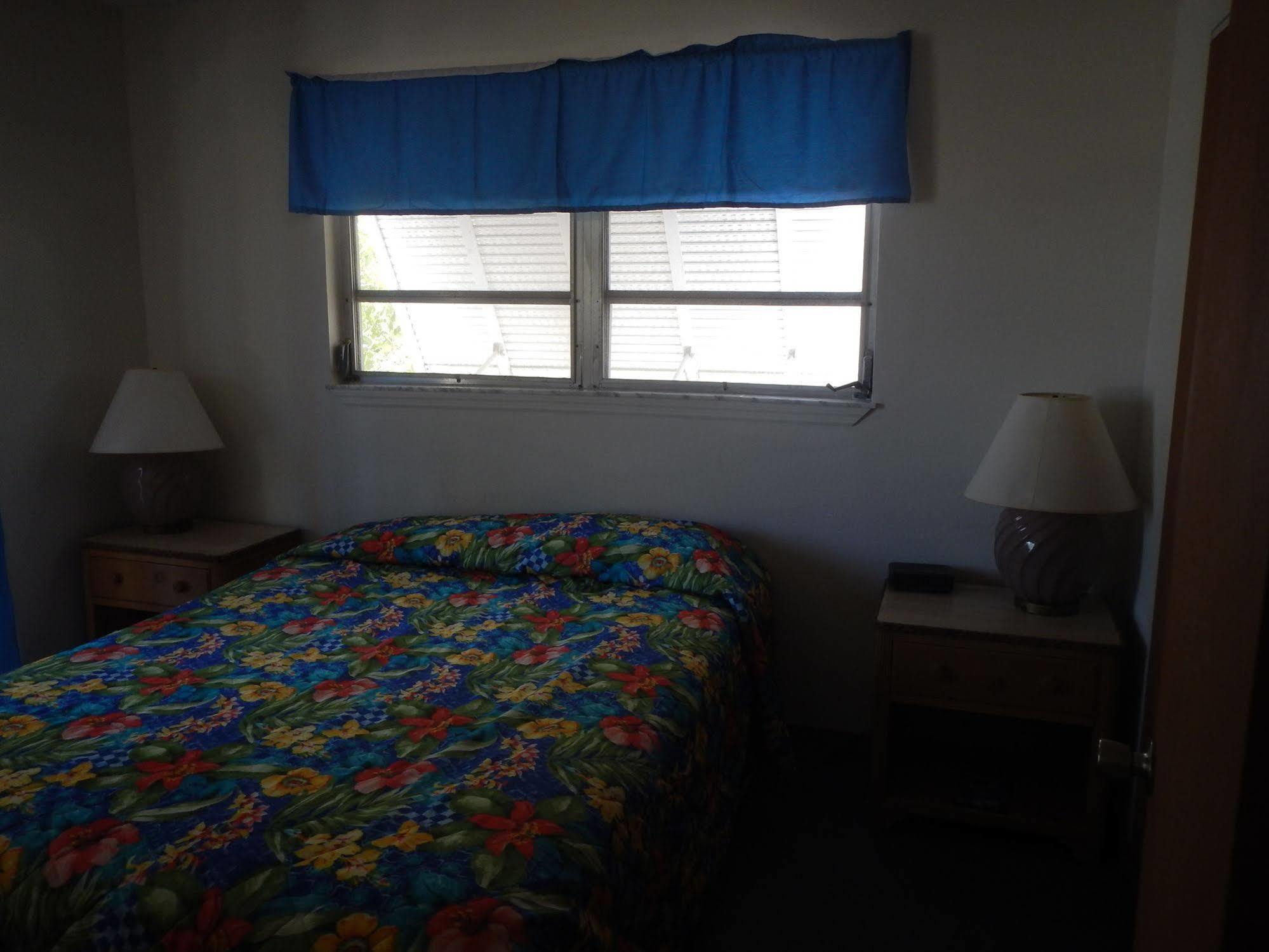 Ed & Ellen'S Canal Duplexes W/Dockage - Big Pine Key Apartment