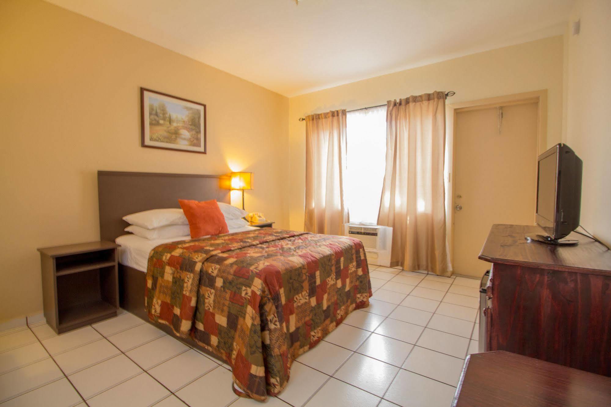 Parkway Hotel 3*