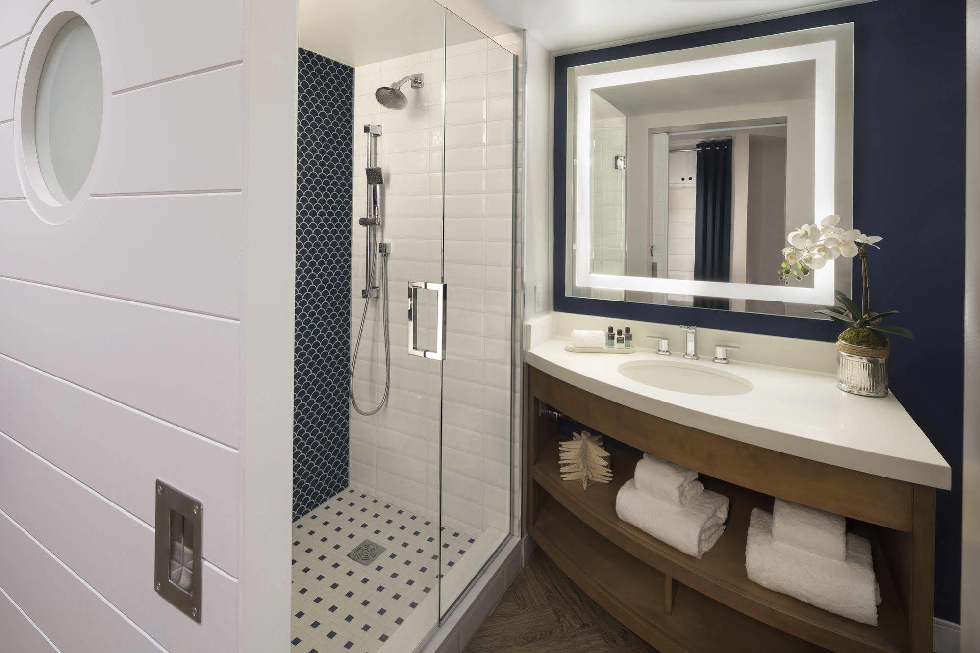 Hutchinson Shores & 4*