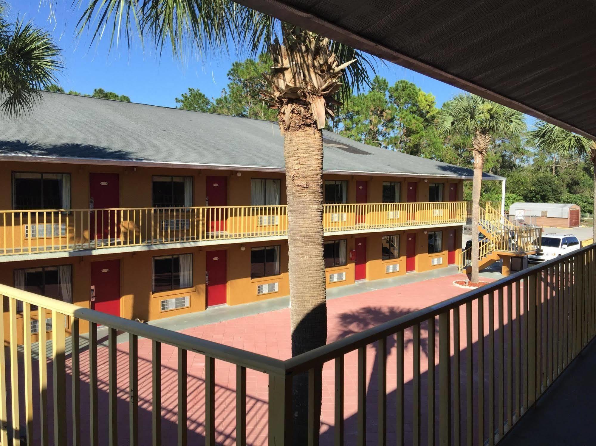 Country Hearth Inn- 2*