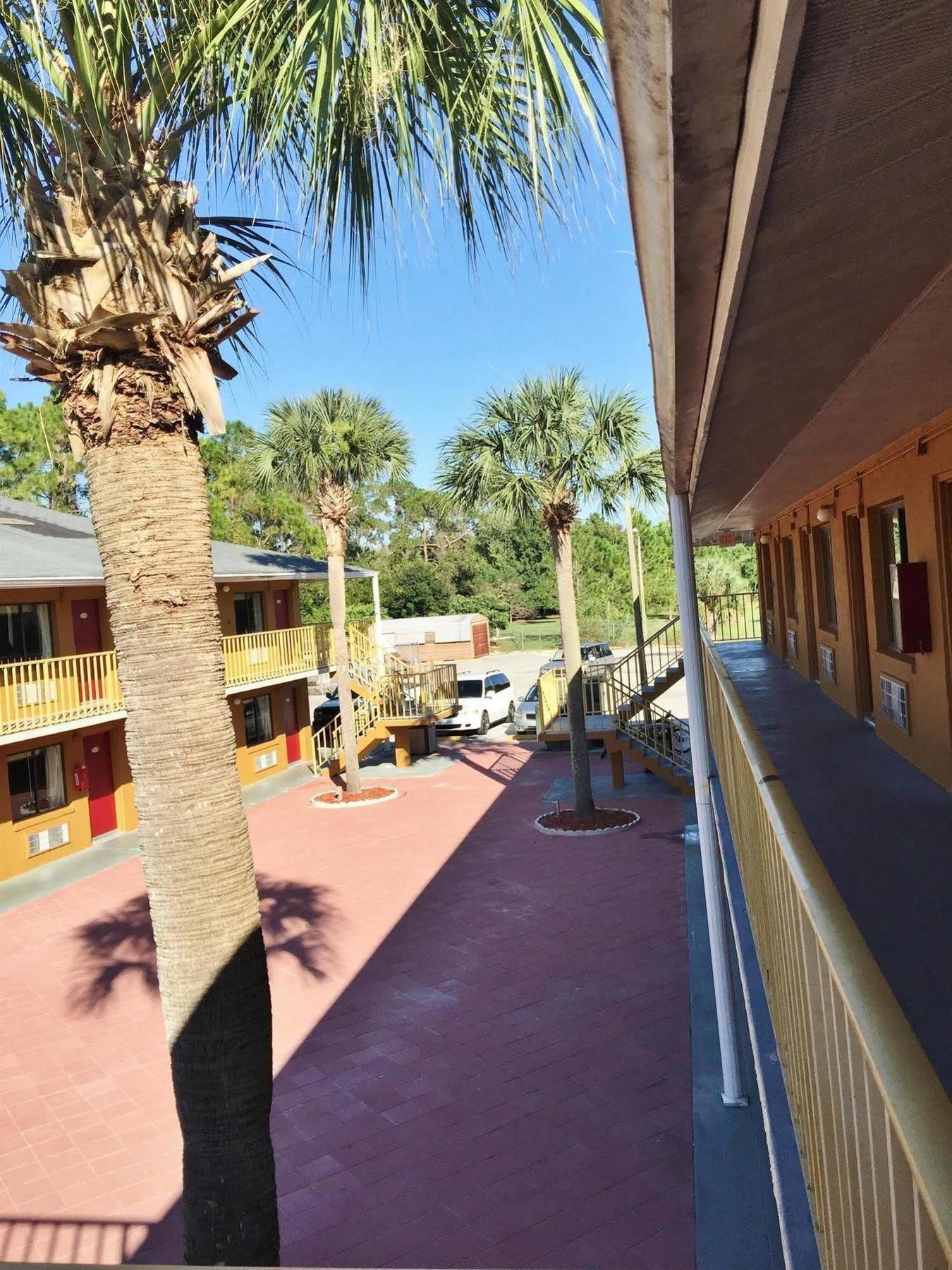 Country Hearth Inn- 2*