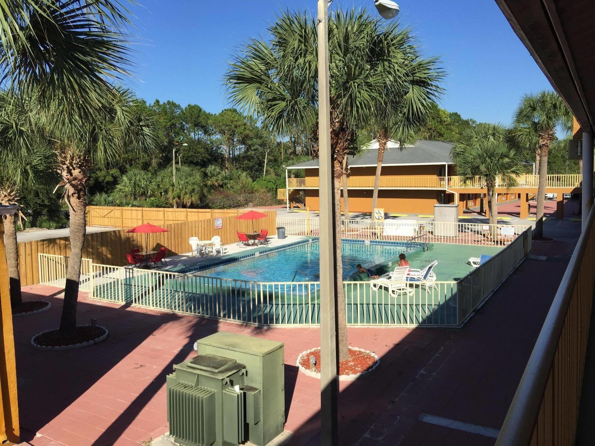 Country Hearth Inn- 2*
