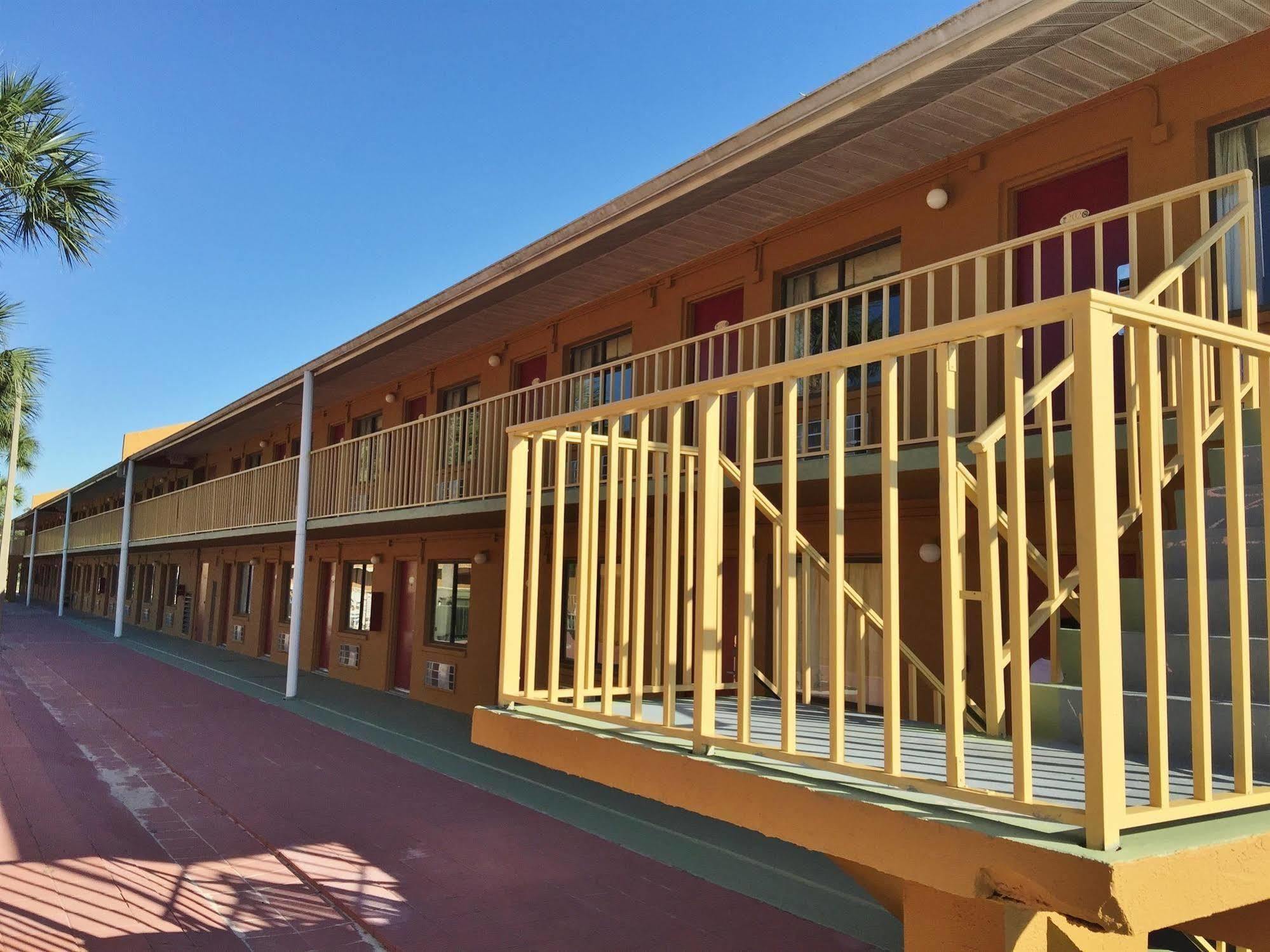 Country Hearth Inn- Motel 2*