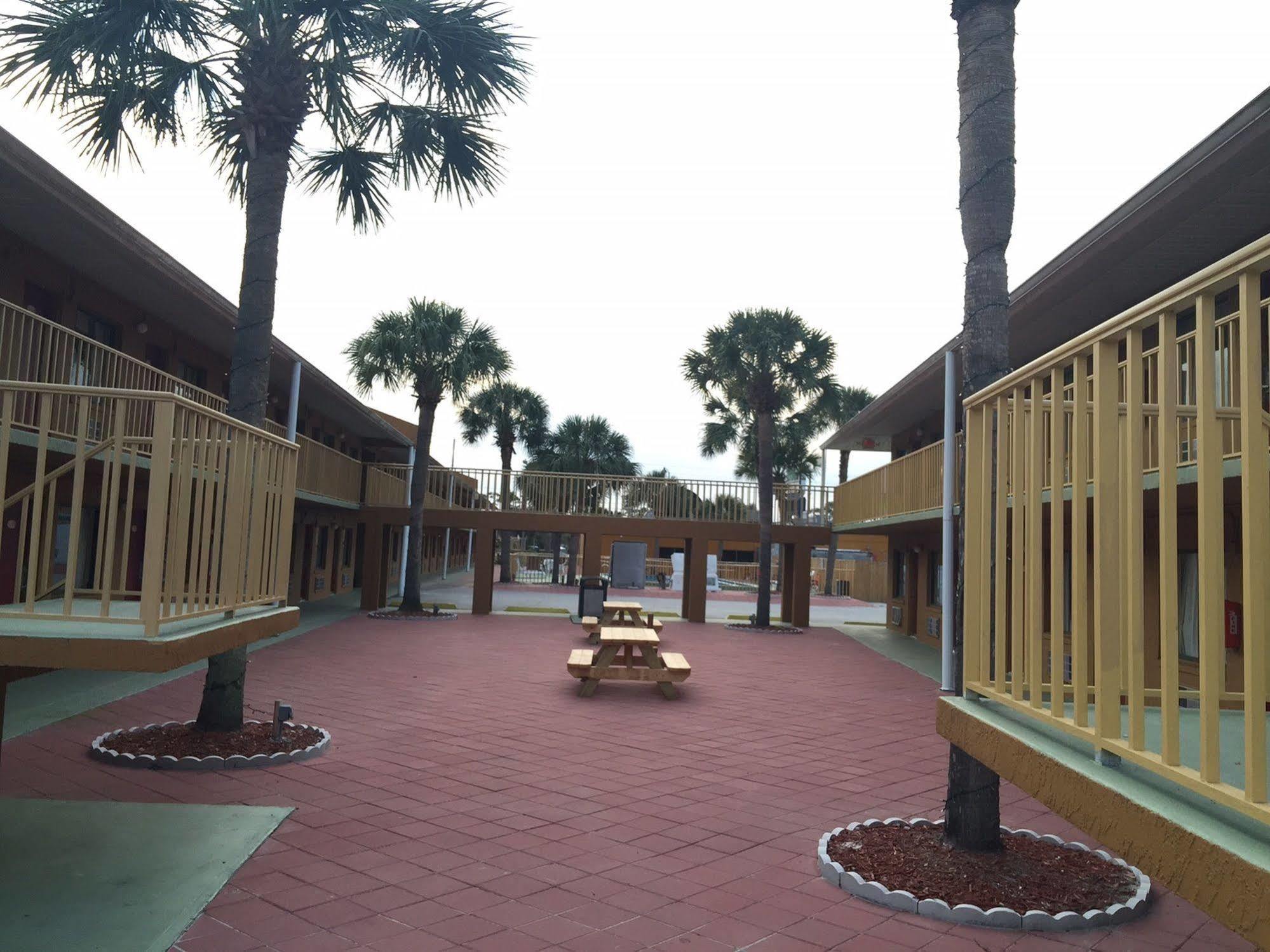 Country Hearth Inn- Motel 2*
