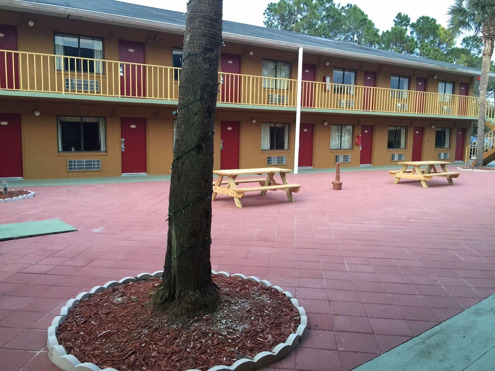 Country Hearth Inn- Motel 2*