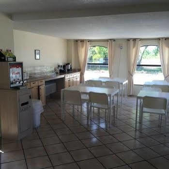 Country Hearth Inn- Motel 2*