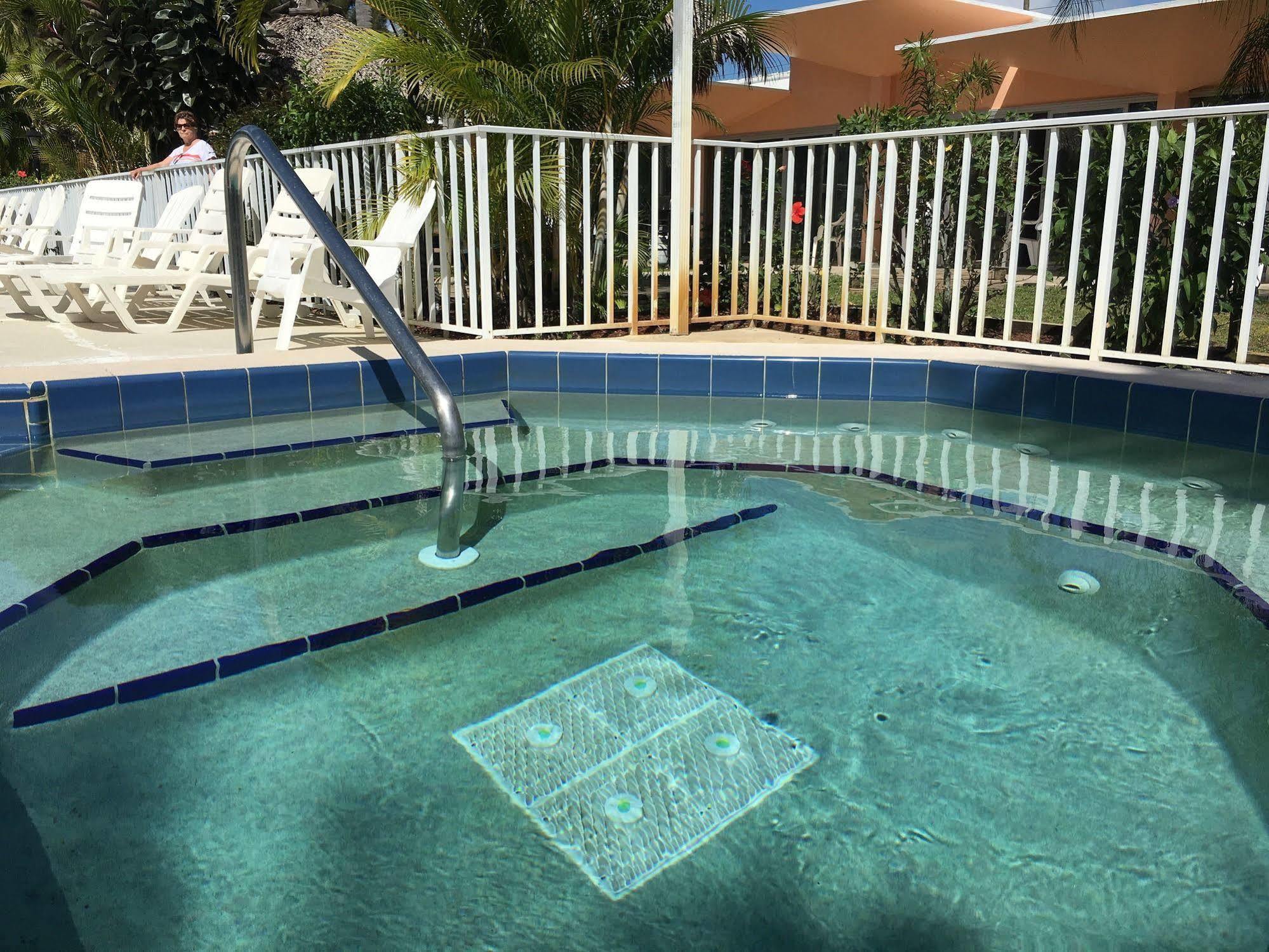 Warm Mineral Springs Motel 2*