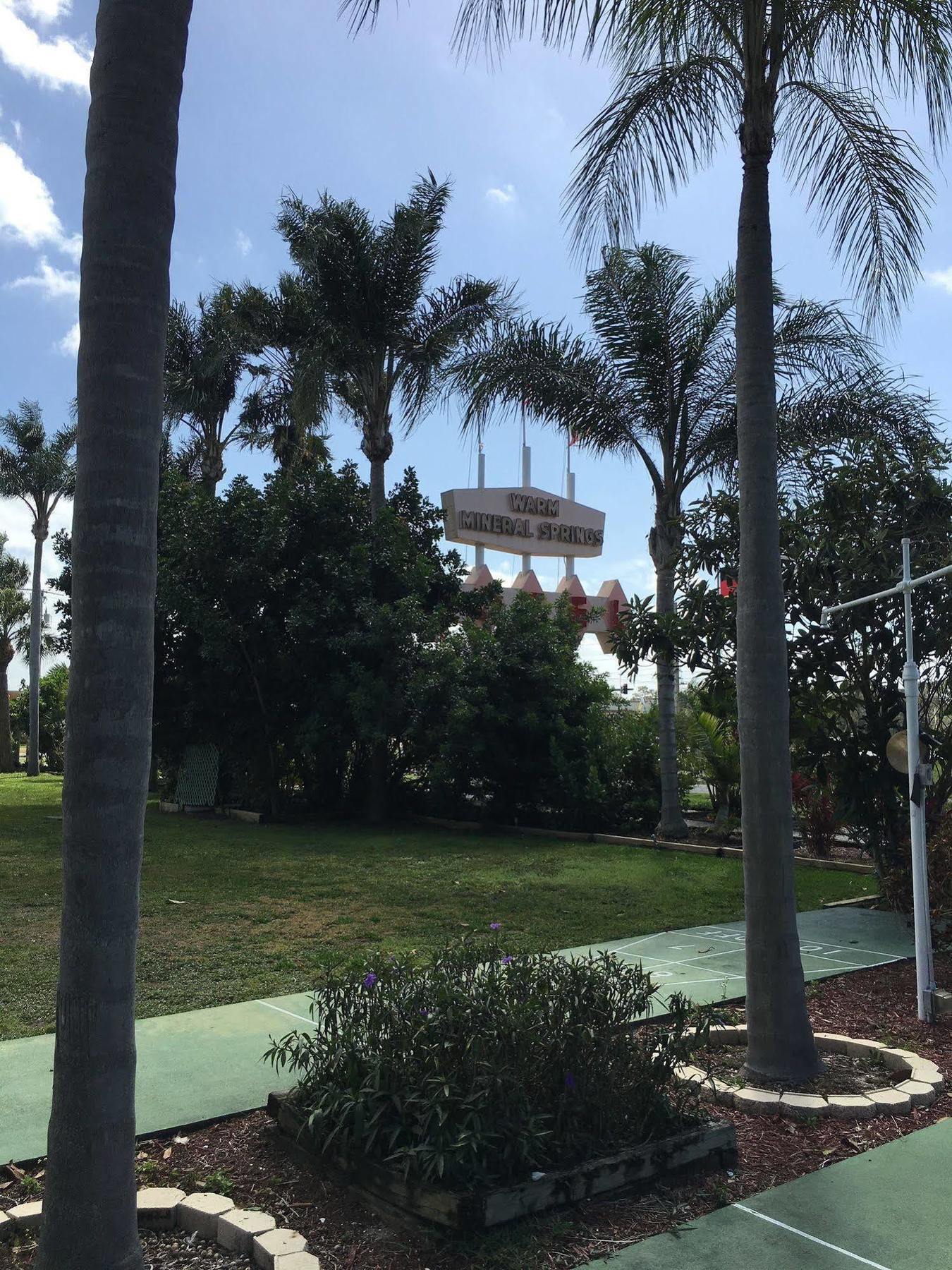 Warm Mineral Springs Motel 2*