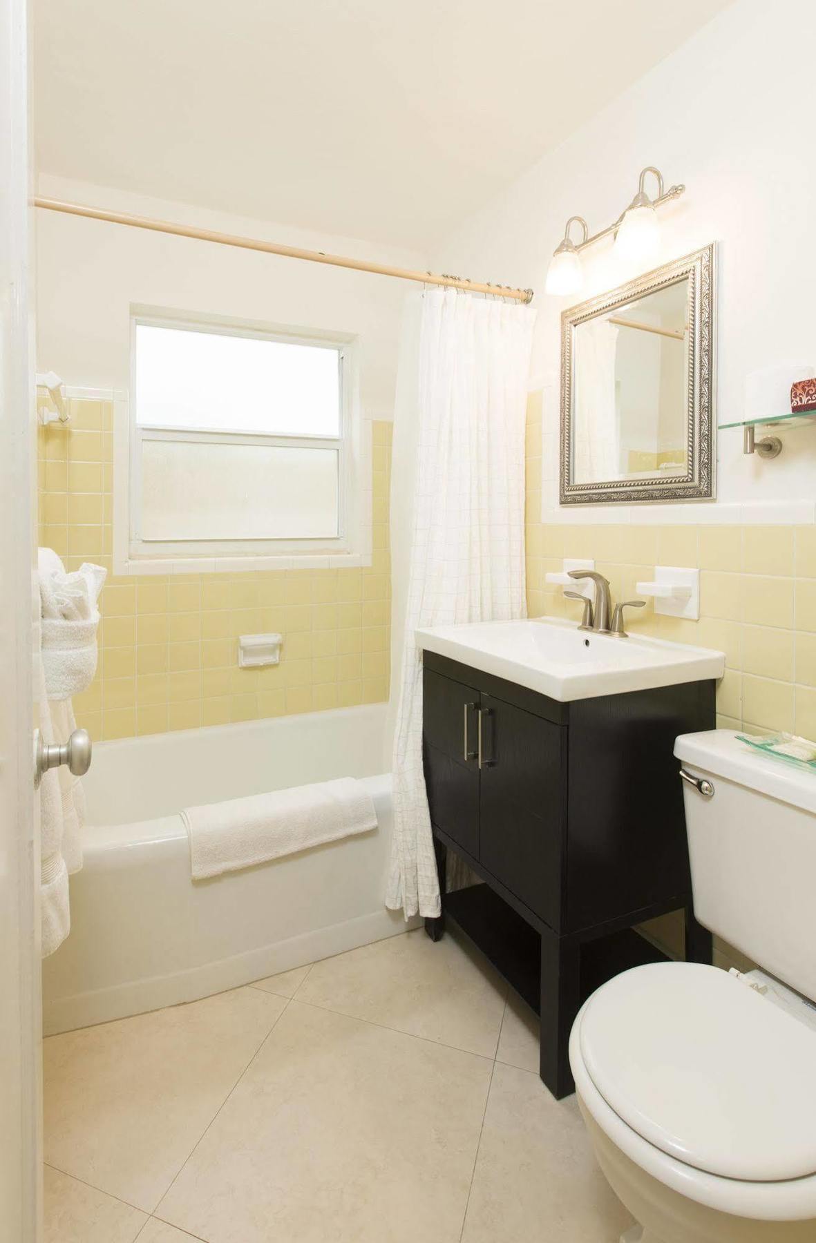 Sunny Shores & Suites Inn