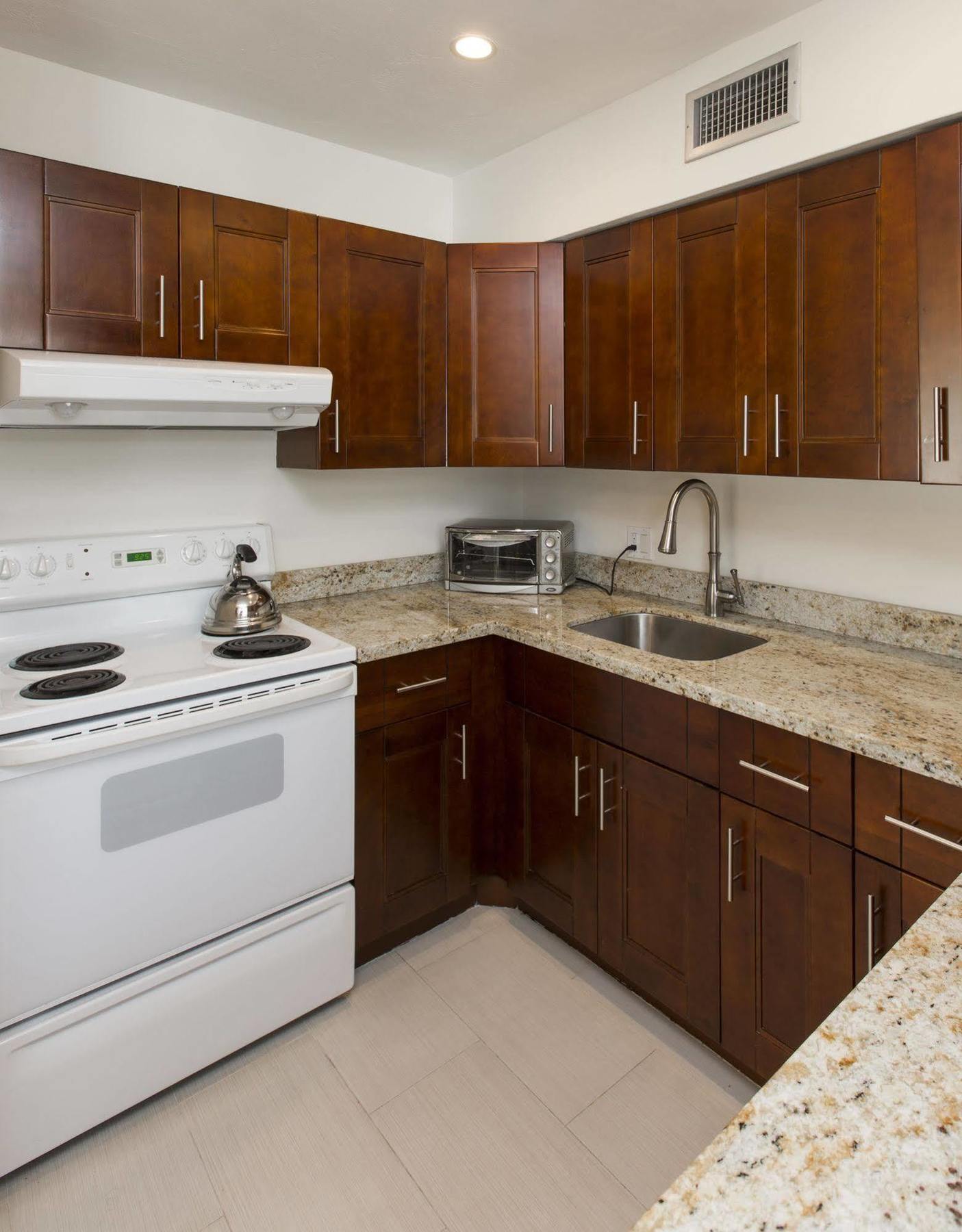 Sunny Shores & Suites Inn