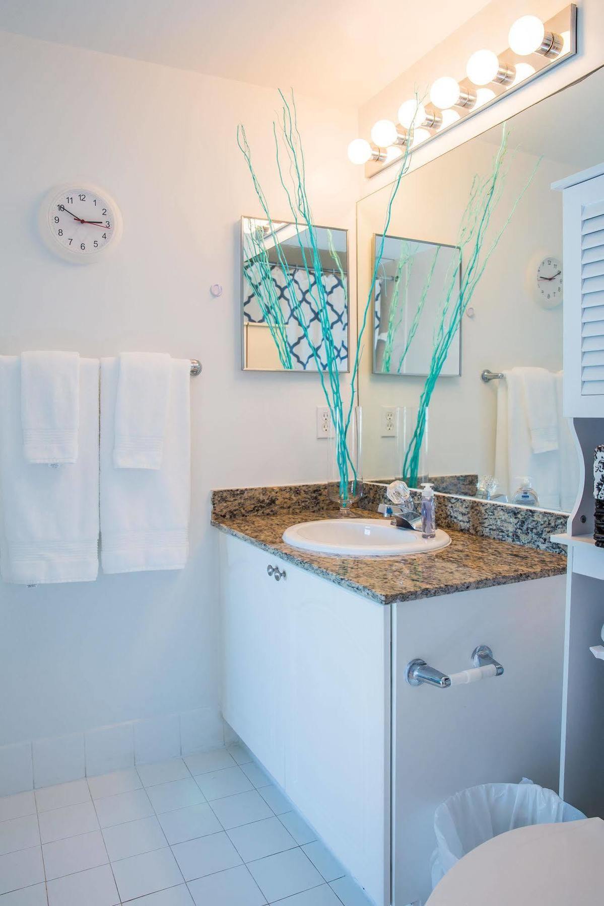 Botel Best Holiday Suites