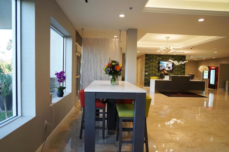 Hawthorn By Wyndham Gateway Hotel 3*