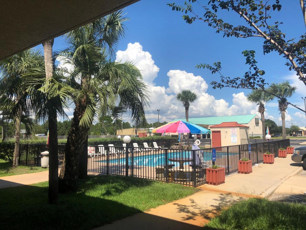 Days & By Wyndham - Near Beaches Hurlburt Motel Navarre
