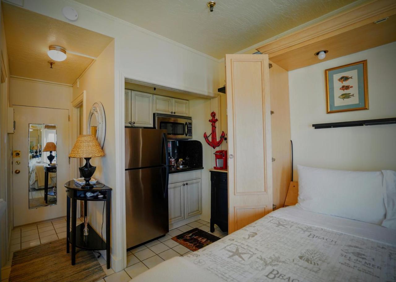 Aparthotel Renovated In The Heart Of Palm - Free Parking, Security Box Palm Beach