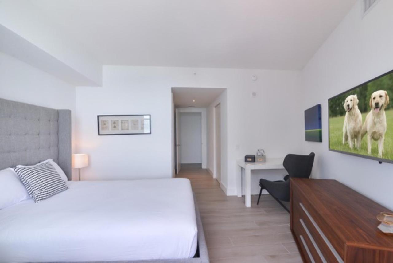 Contemporary Apartment Dania Beach