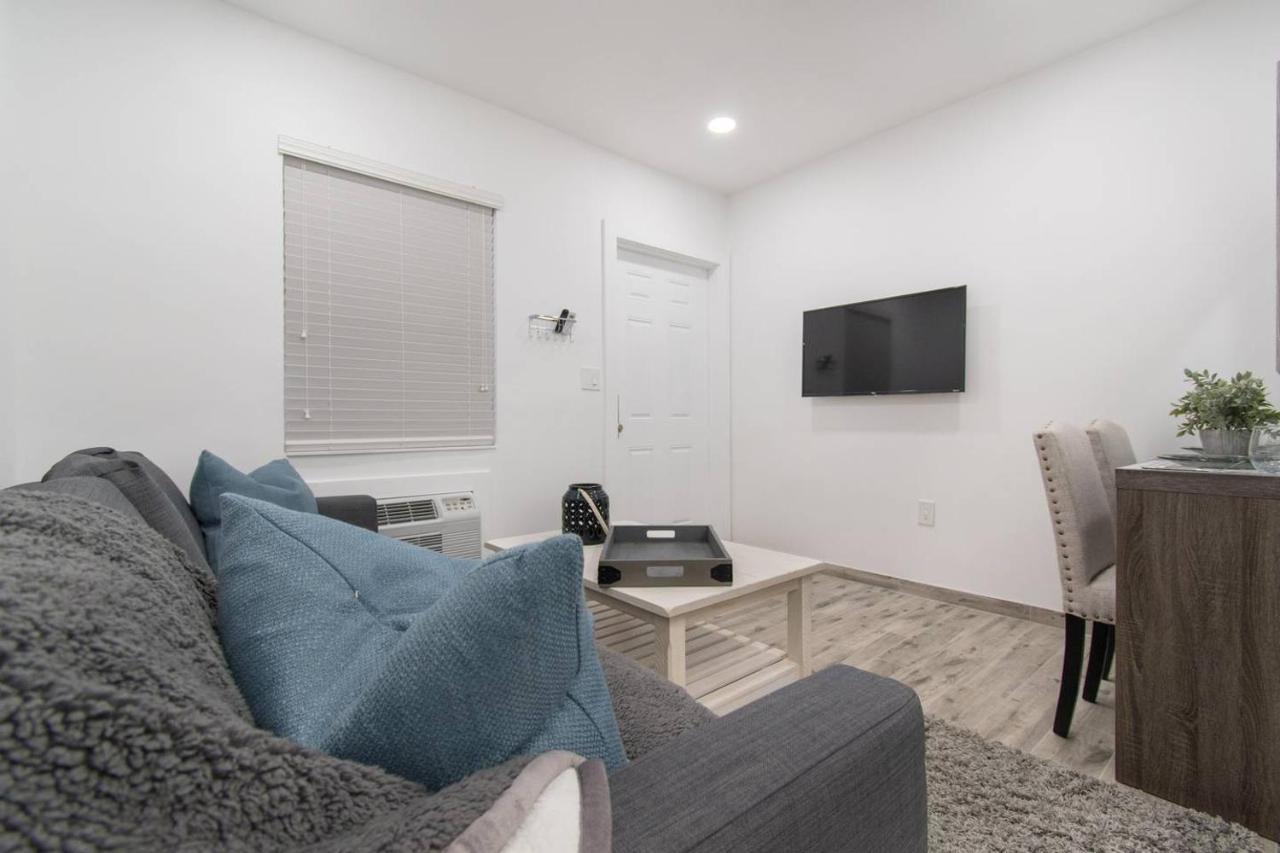 Modern 1br W Parking Space & Walk To The #2 *