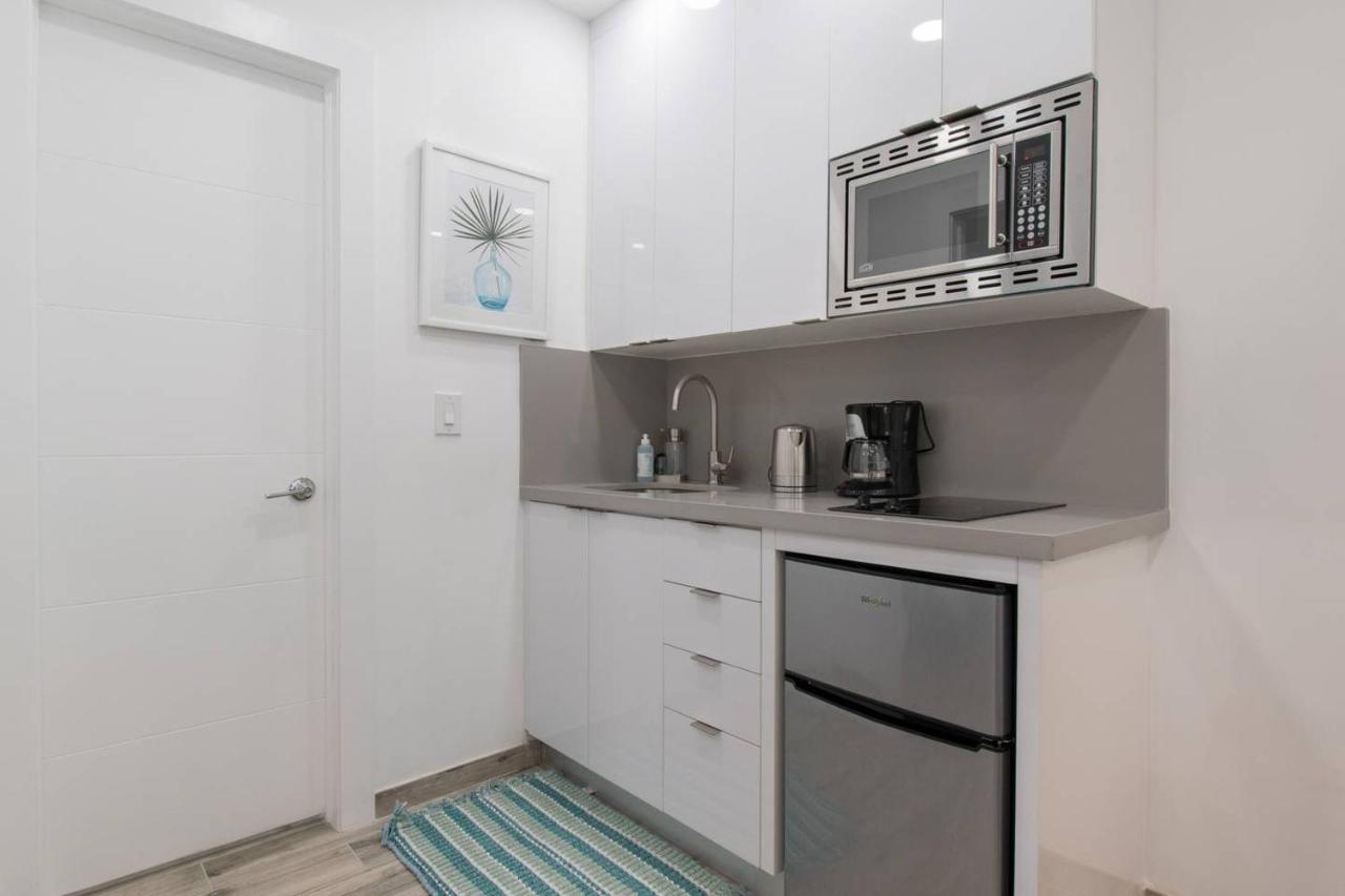 Chic 1 Bedroom W Parking Space & Walk To The #6 Apartment *