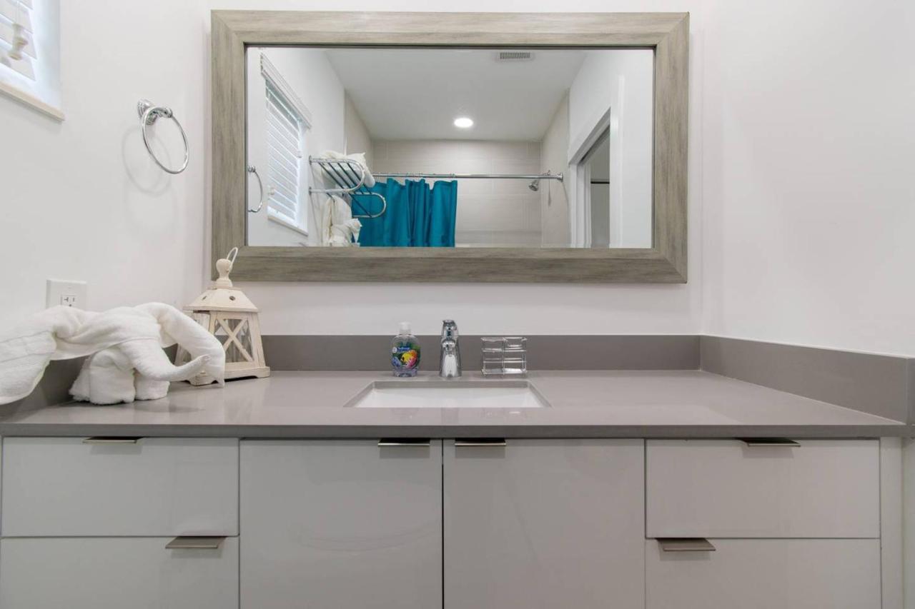 Trendy 1br W Parking Space & Walk To The #8 Apartment Hollywood