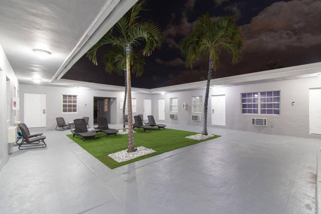 Newly Renovated 1 Bedroom Designer Unit # 3 Hollywood