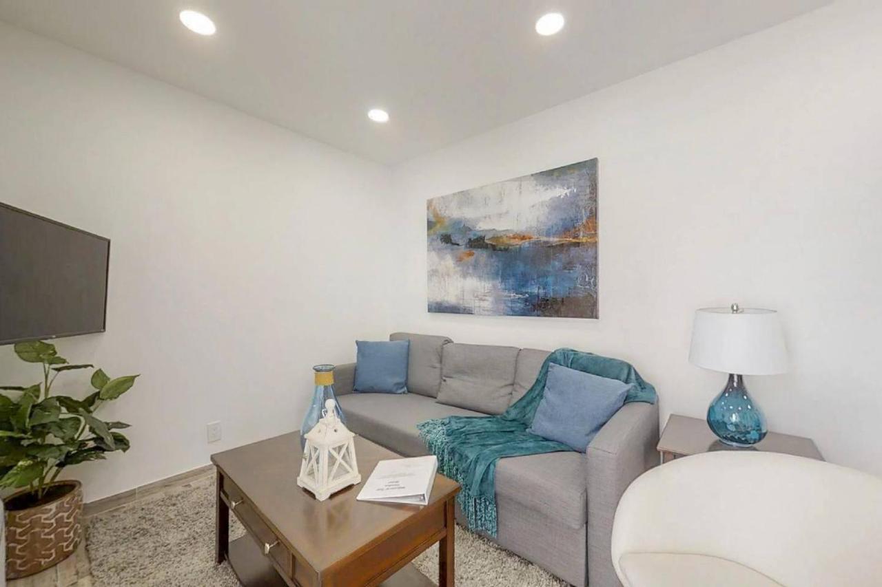 Newly Renovated 1 Bedroom Designer Unit # 3 Hollywood