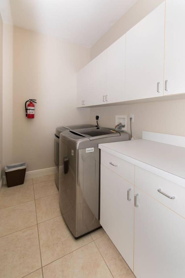 Gorgeous 5 Bedroom W/heated Pool Canal Front Dania Beach