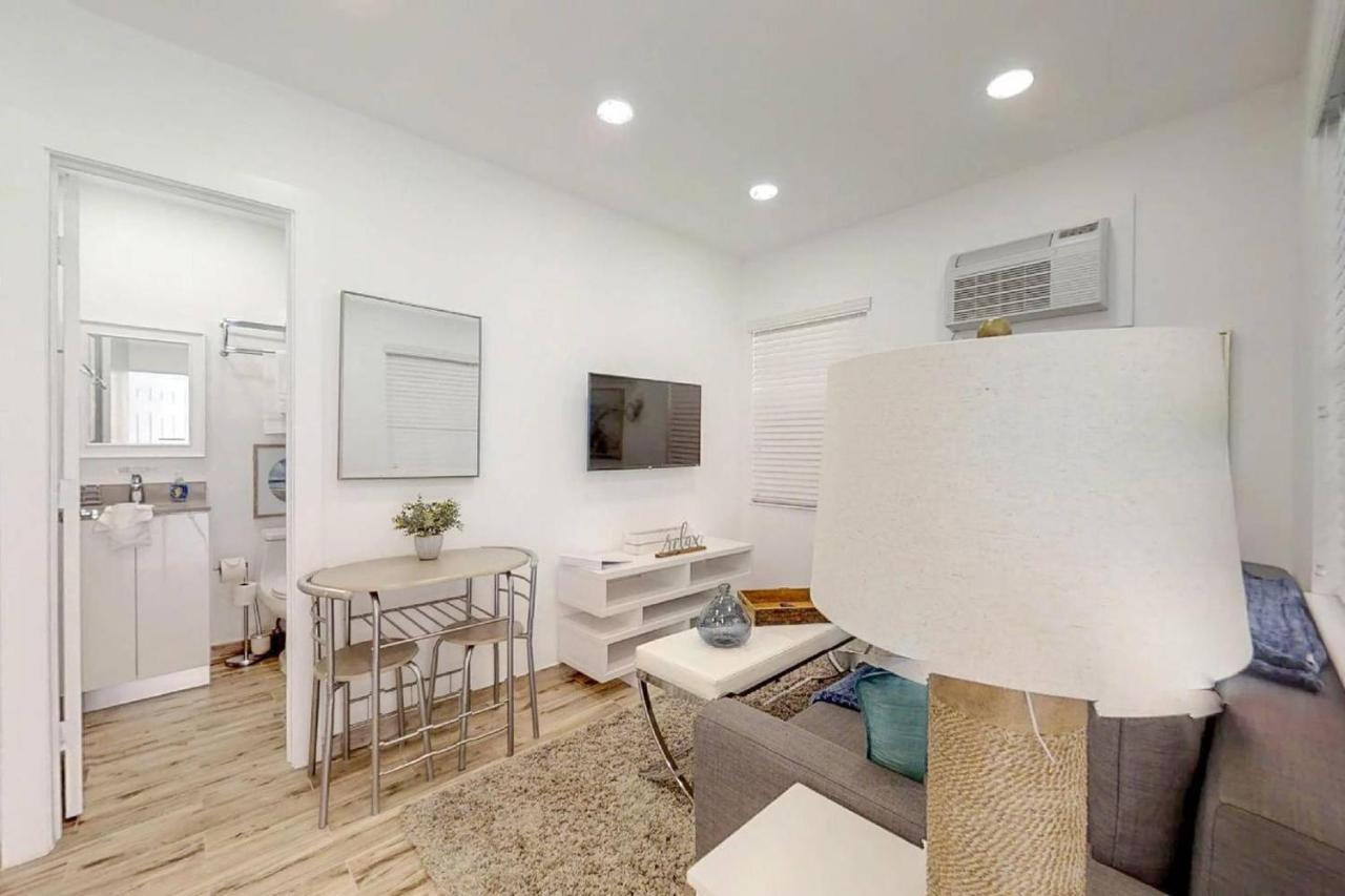 Chick & Fashionable 1 Bedroom Unit # 4 *